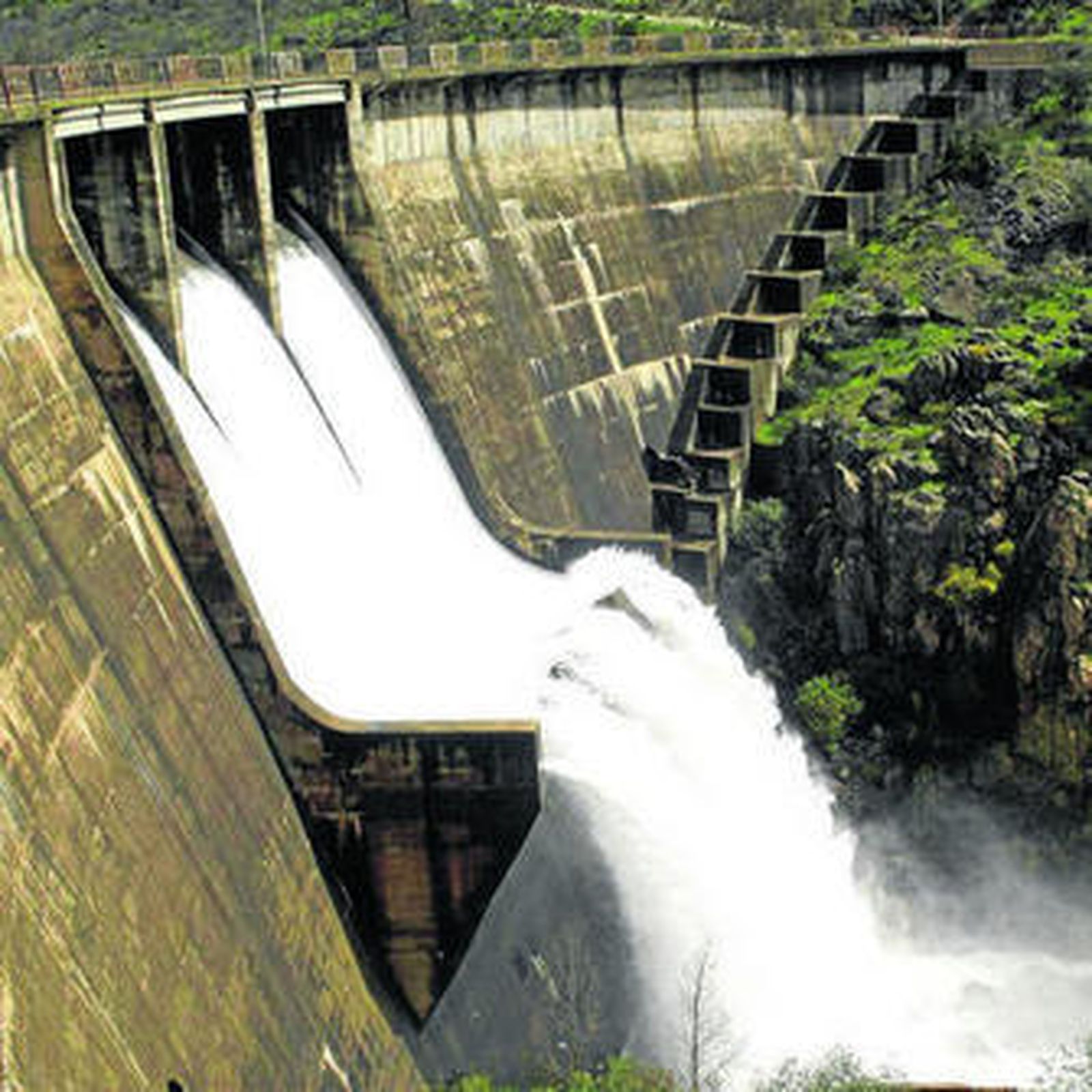 Dique del embalse del Olivargas en Calañas.