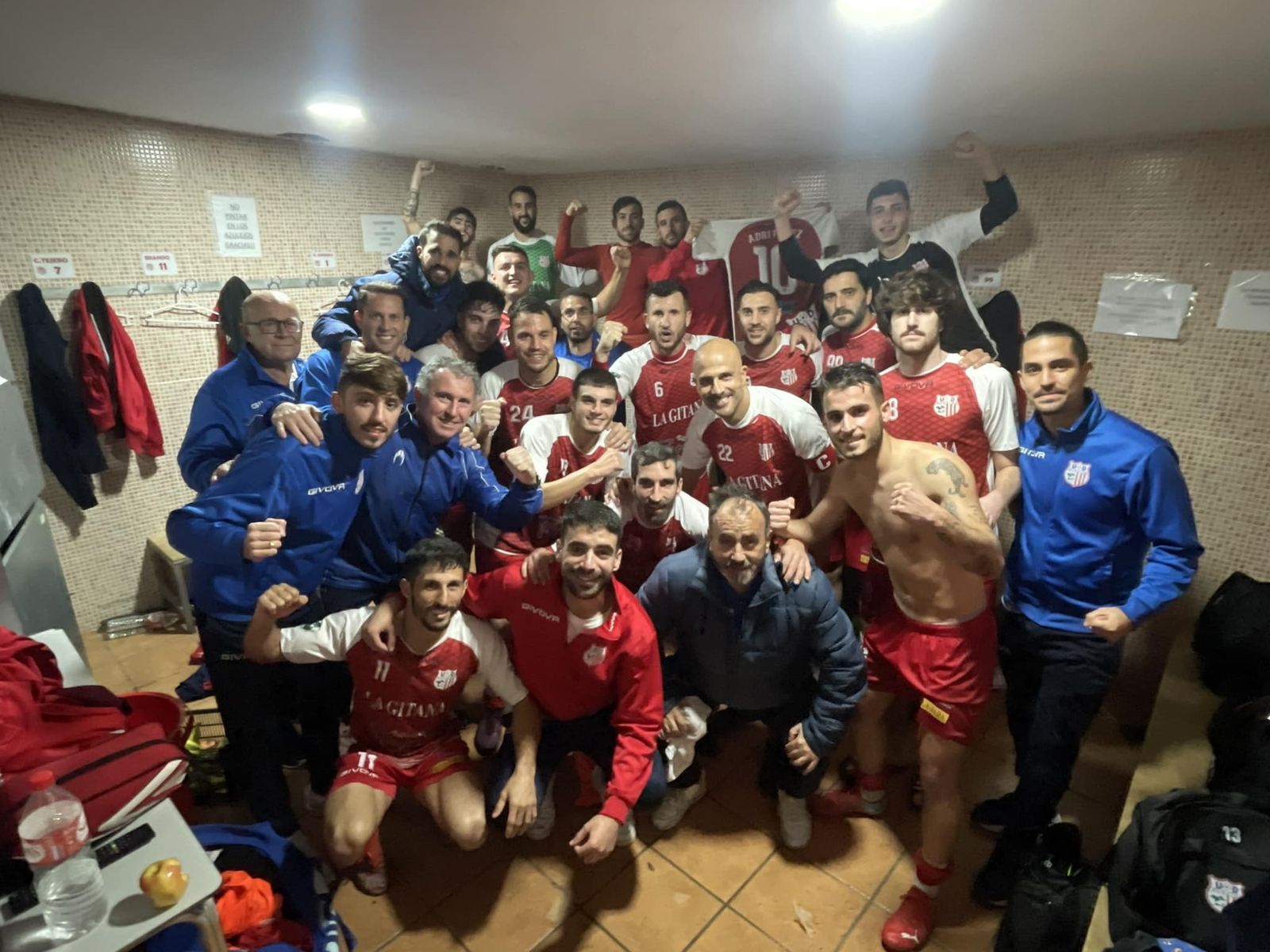 Felicidad en el vestuario del Algaida al término del derbi.