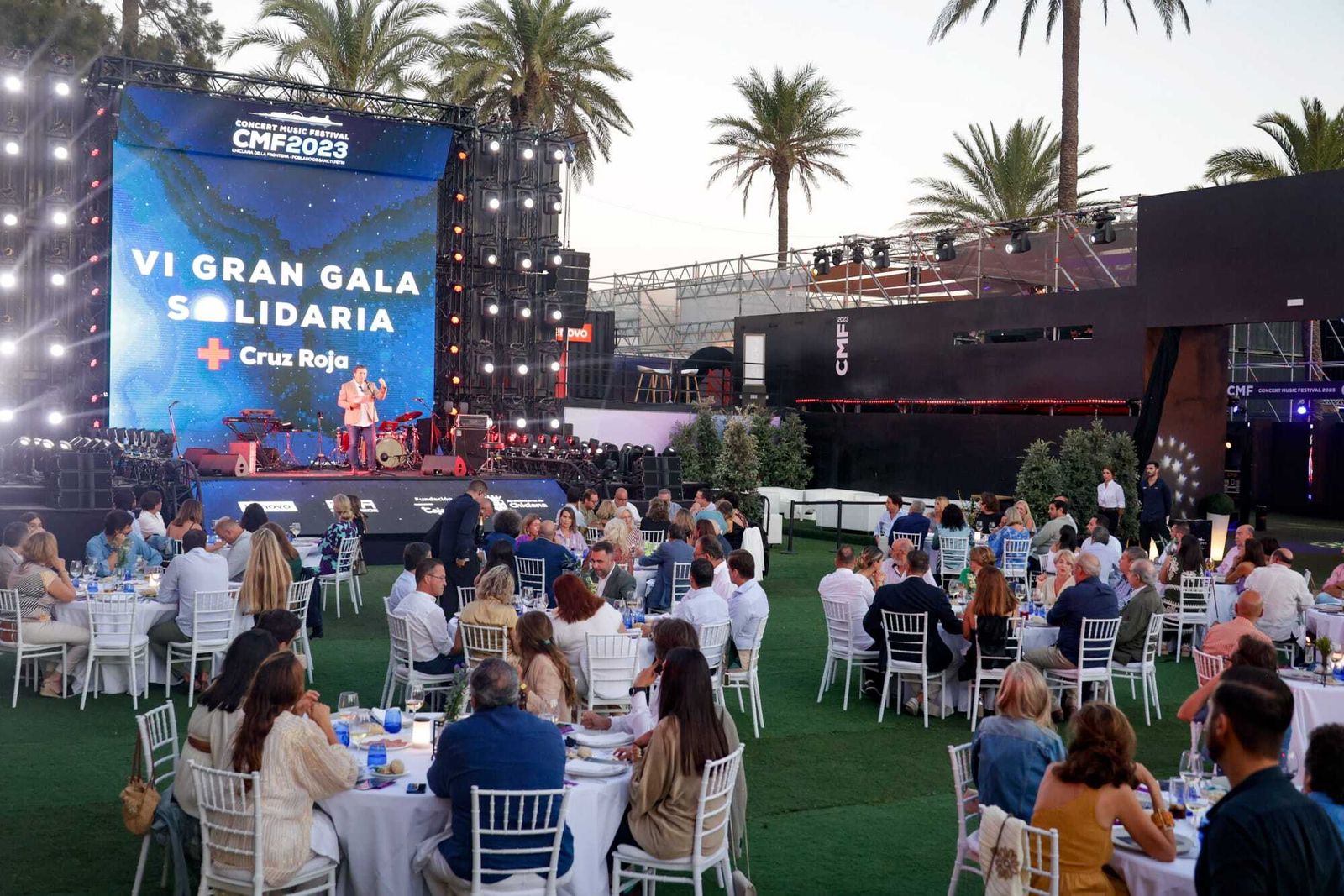 Un momento de la cena solidaria en el recinto de Concert Music Festival