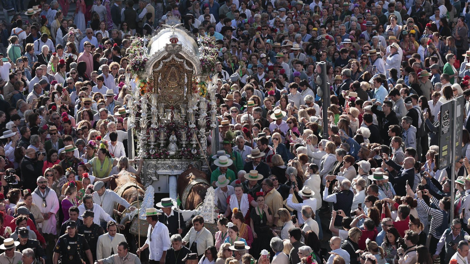 El bullicio rodea la carreta del simpecado de Triana en su discurrir por el viejo arrabal.