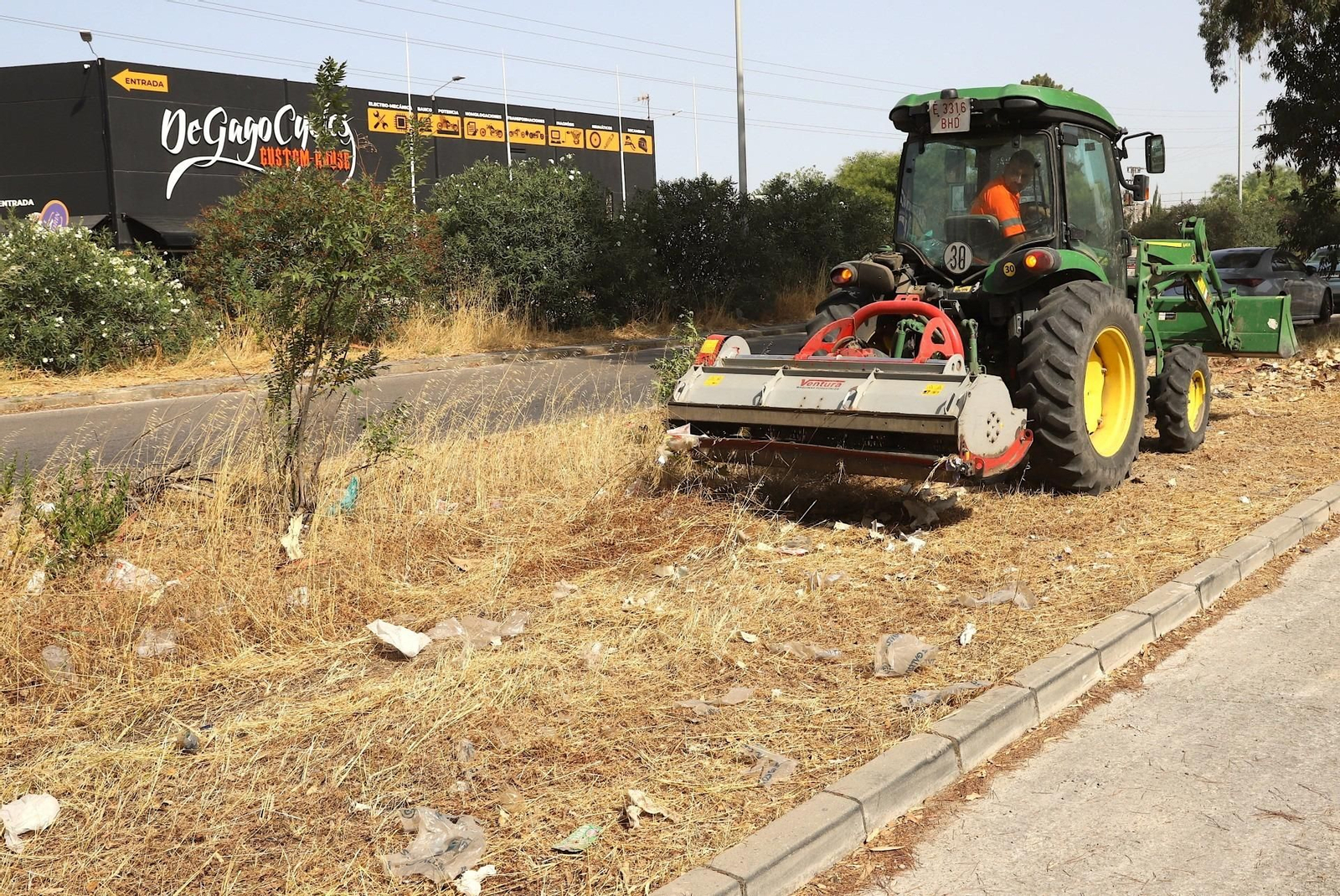 Un operario municipal desbrozando la mediana de la avenida Alcalde Cantos Ropero en el Polígono Industrial de El Portal Un operario municipal desbrozando la mediana de la avenida Alcalde Cantos Ropero en el Polígono Industrial de El Portal