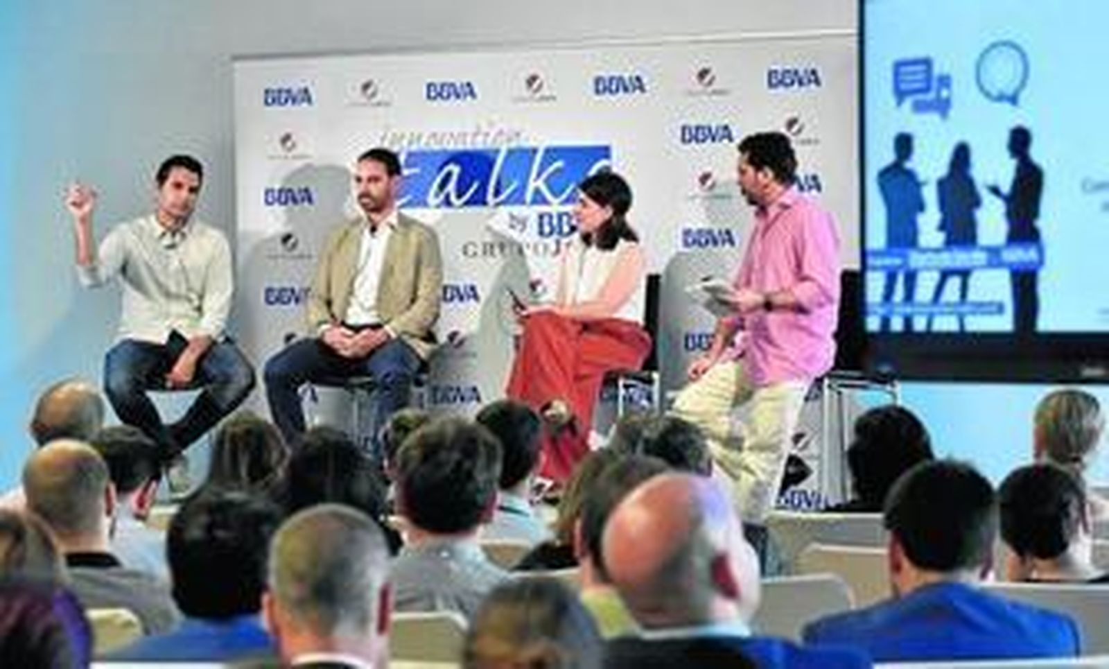 David Troya, José González y Elena Solera junto al presentador del evento, Jesús Ollero.