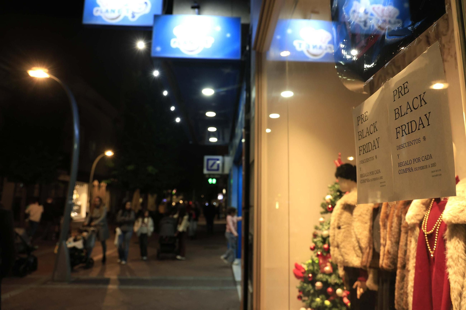 Carteles de 'pre Black Friday' en los escaparates de Algeciras.