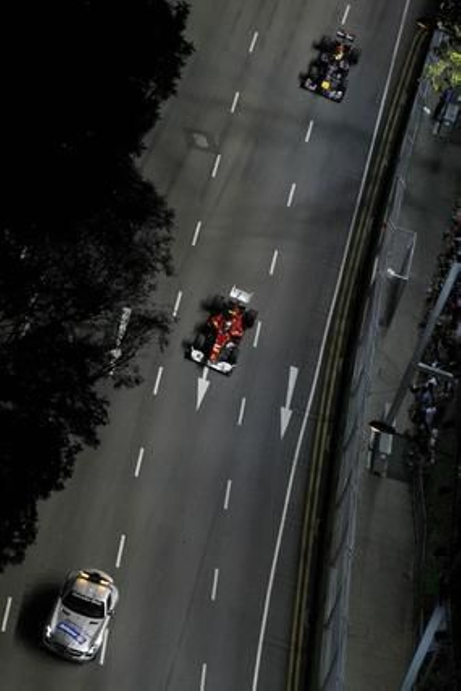 Fernando Alonso se acerca al liderato del Mundial tras ganar el Gran Premio de Singapur. / Reuters