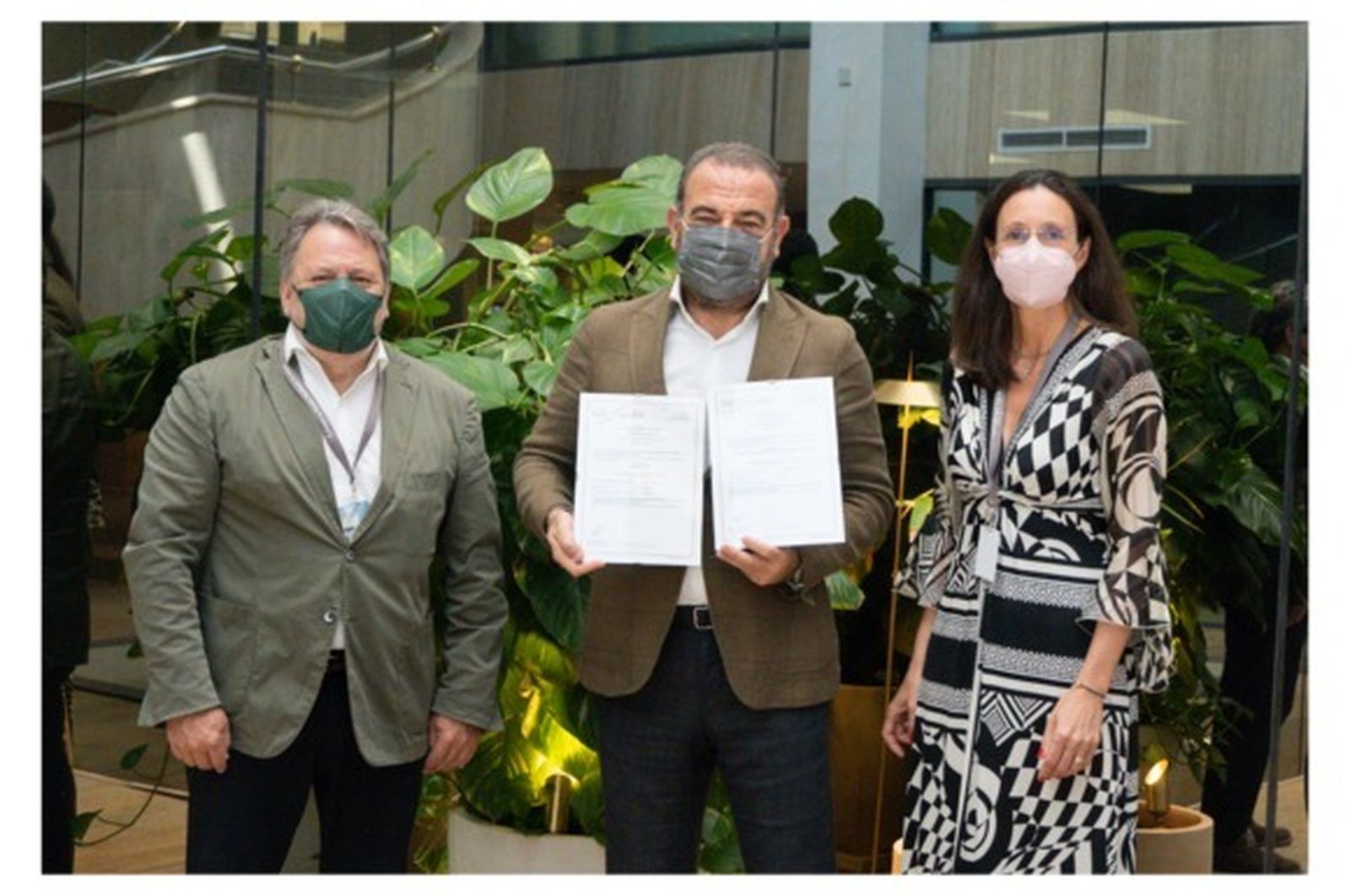 Responsables de Meliá Hotels International con los certificados.