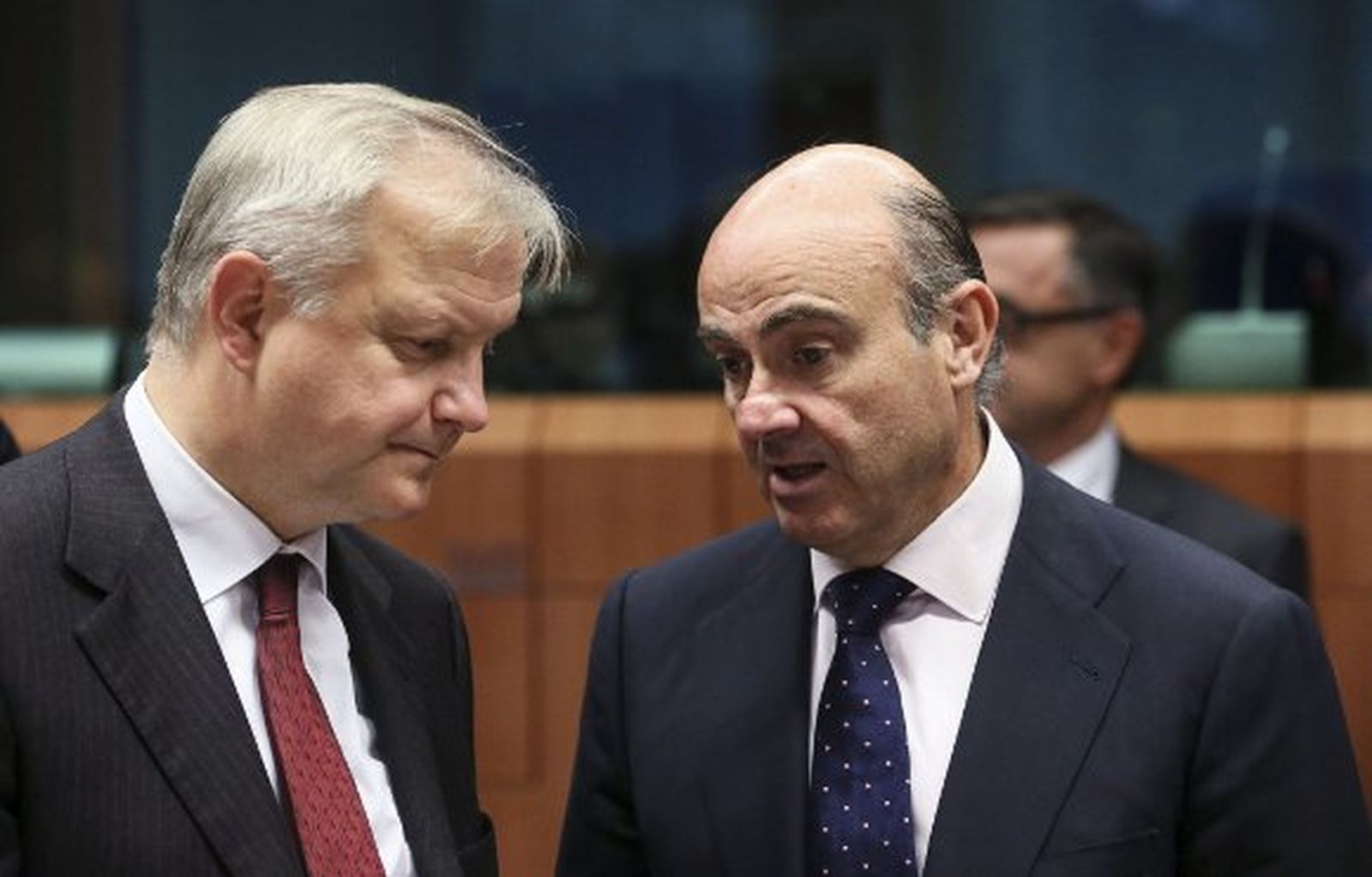 De Guindos responde que la reducción del déficit se cumplirá sin más ajustes