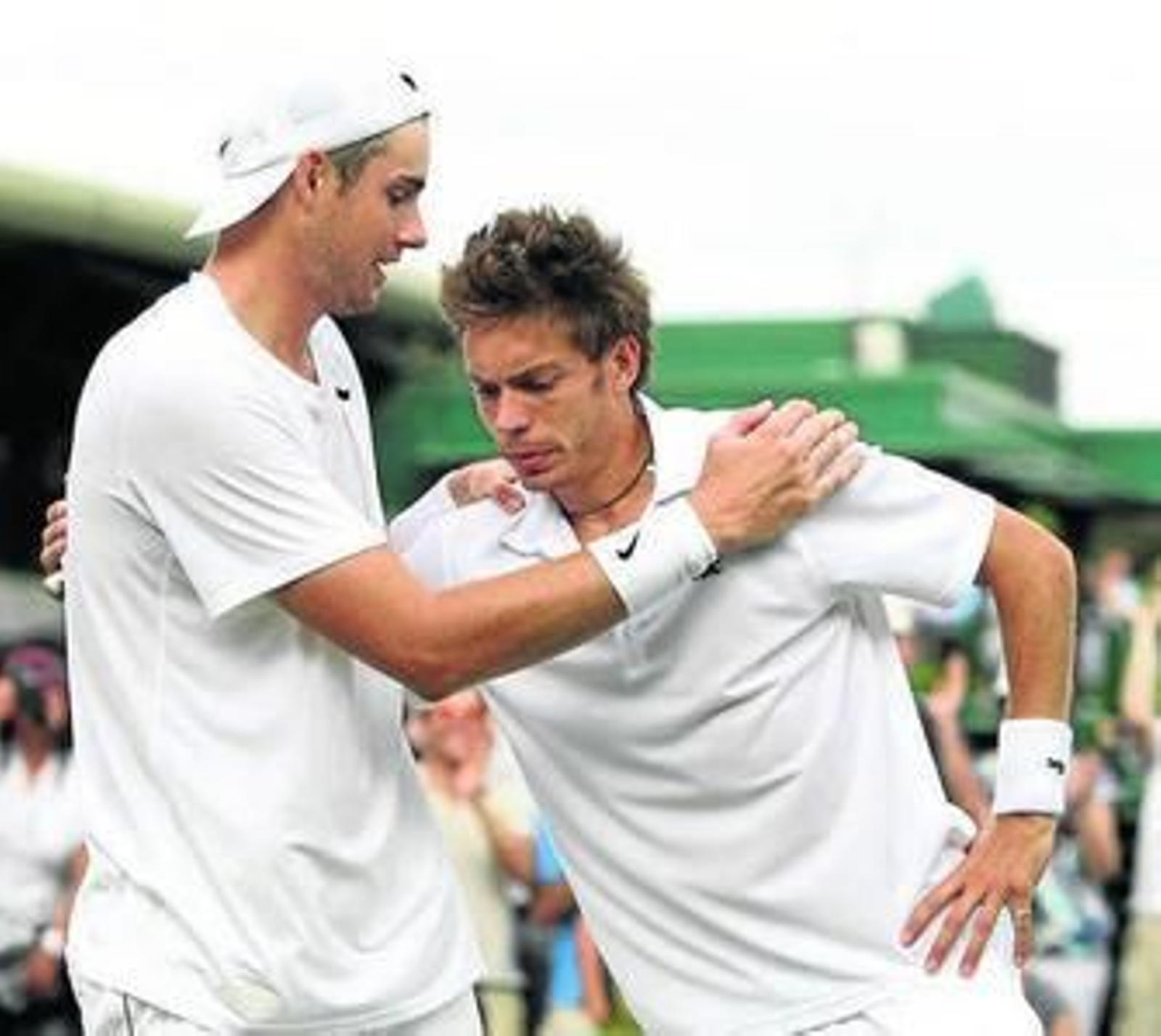 Isner abraza a Mahut a la finalización del encuentro.