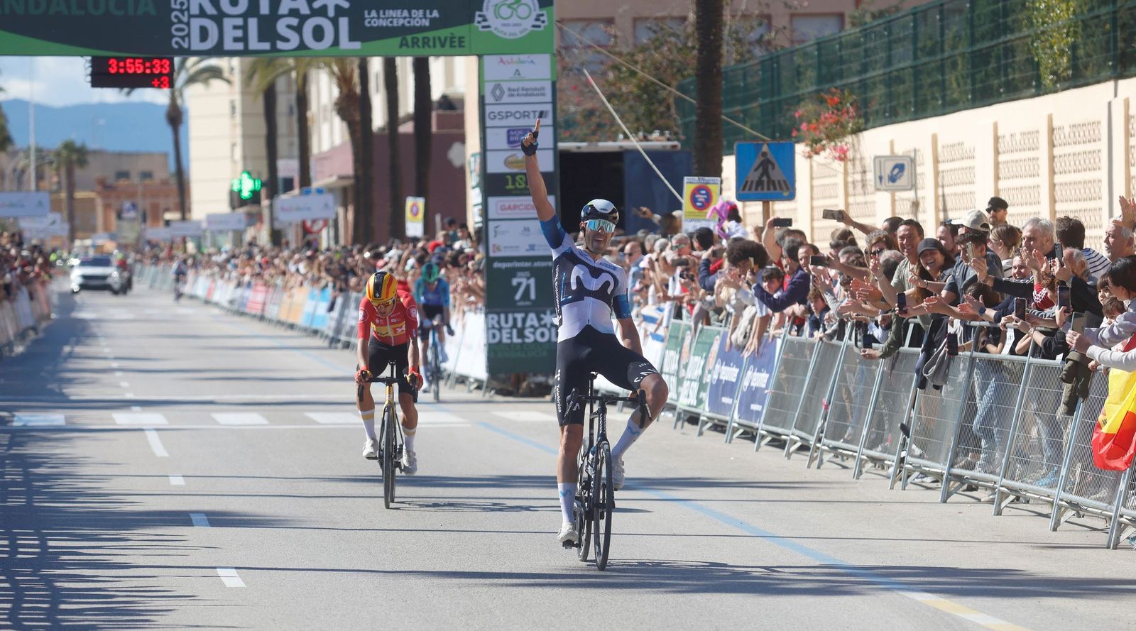 Etapa final de la LXXI Vuelta Ciclista a Andalucía en La Línea. Centenares de linenses se lanzan a la calle para presenciar la llegada al sprint de tres escapados.