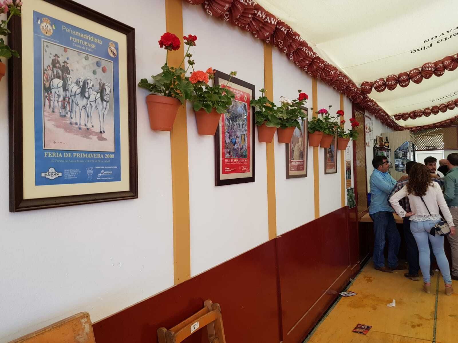 Un vistazo a su decoración interior es la mejore manera de volver a recordar otras ferias gracias a la cartelería que decora sus paredes.