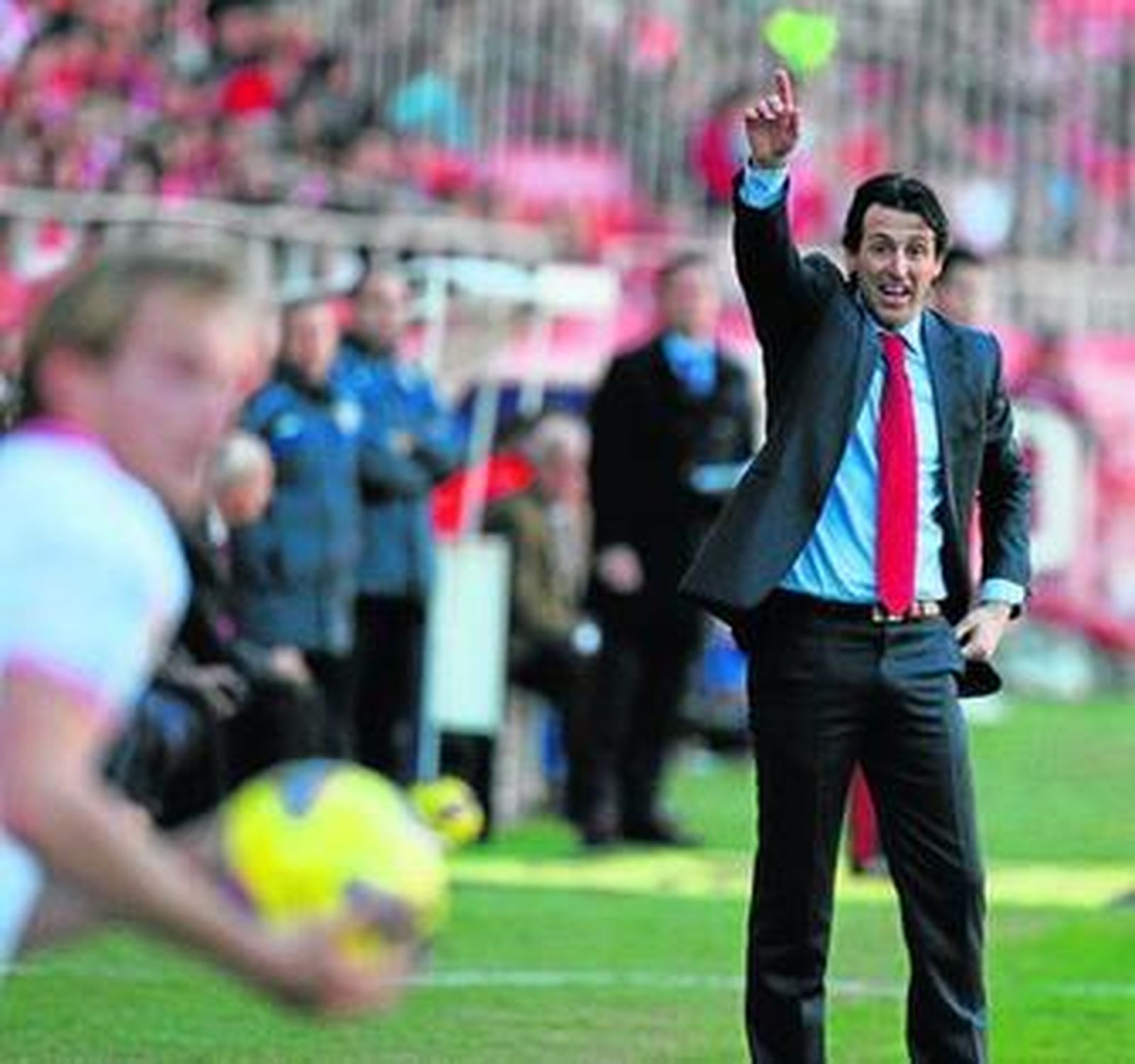 Emery hace una indicación antes de un saque de banda de Rakitic