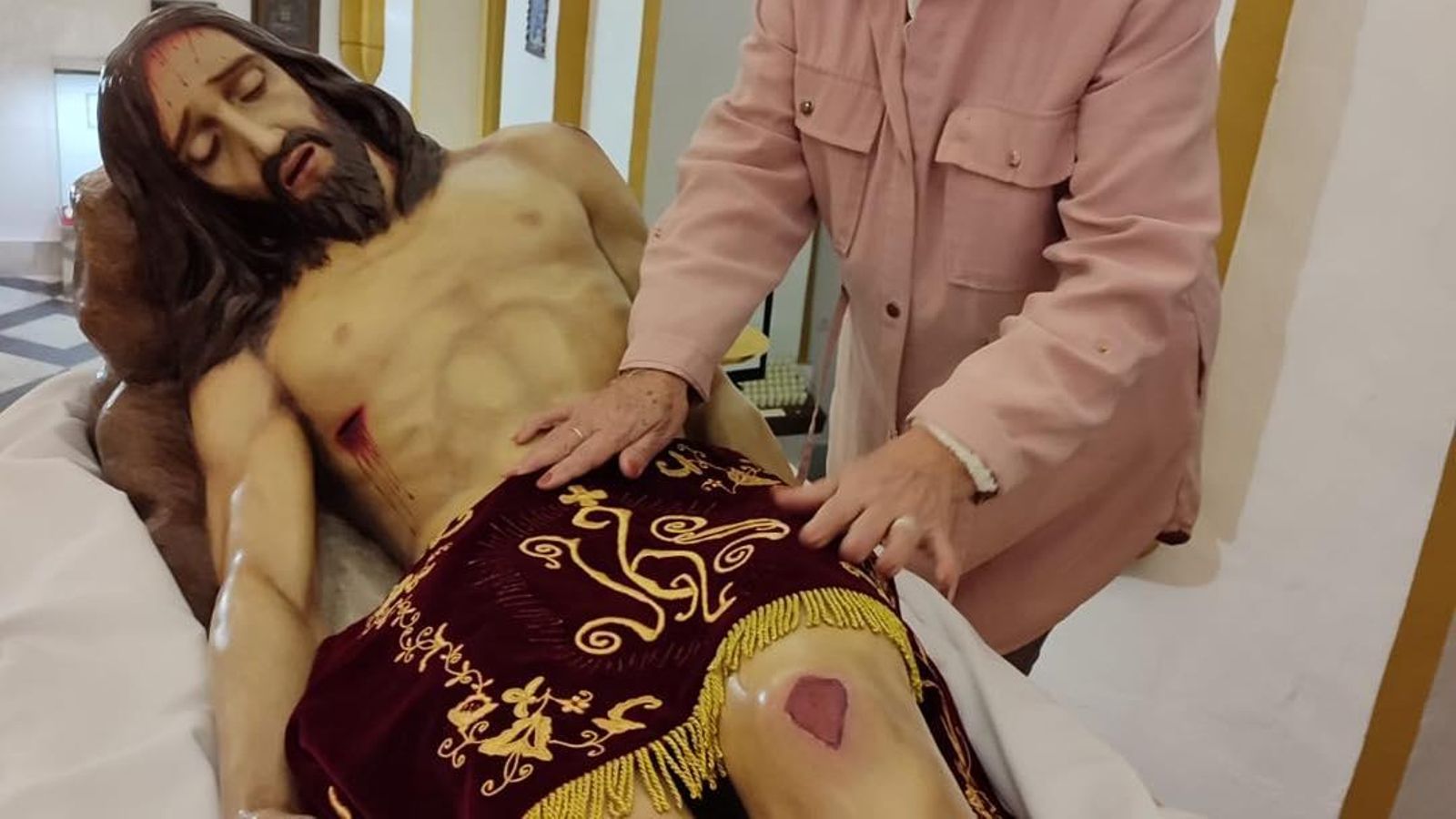 El nuevo paño de pureza del Santo Entierro.