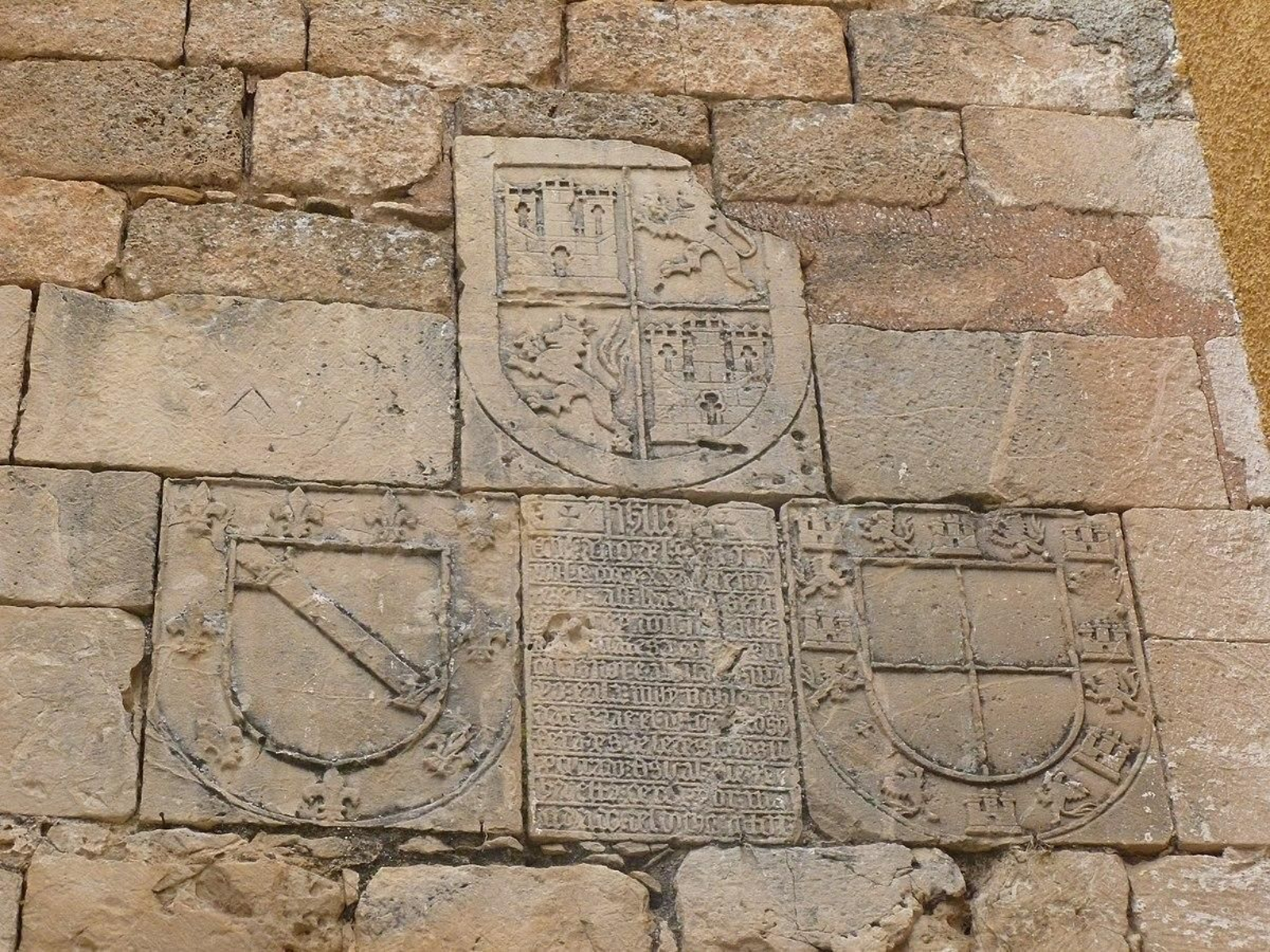 El Arco de la Encarnación es la puerta principal de acceso al recinto amurallado y al antiguo castillo de Pegalajar.