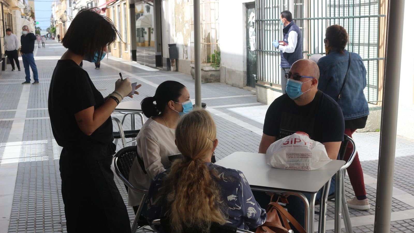 Una camarera de la Cafetería Moet toma nota a unos de sus primeros clientes