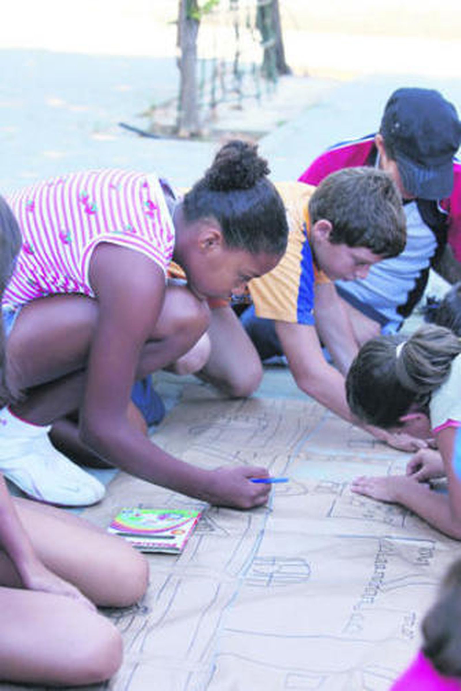 El grupo de niños se divierte en el Parque Moret durante su recorrido por la capital.