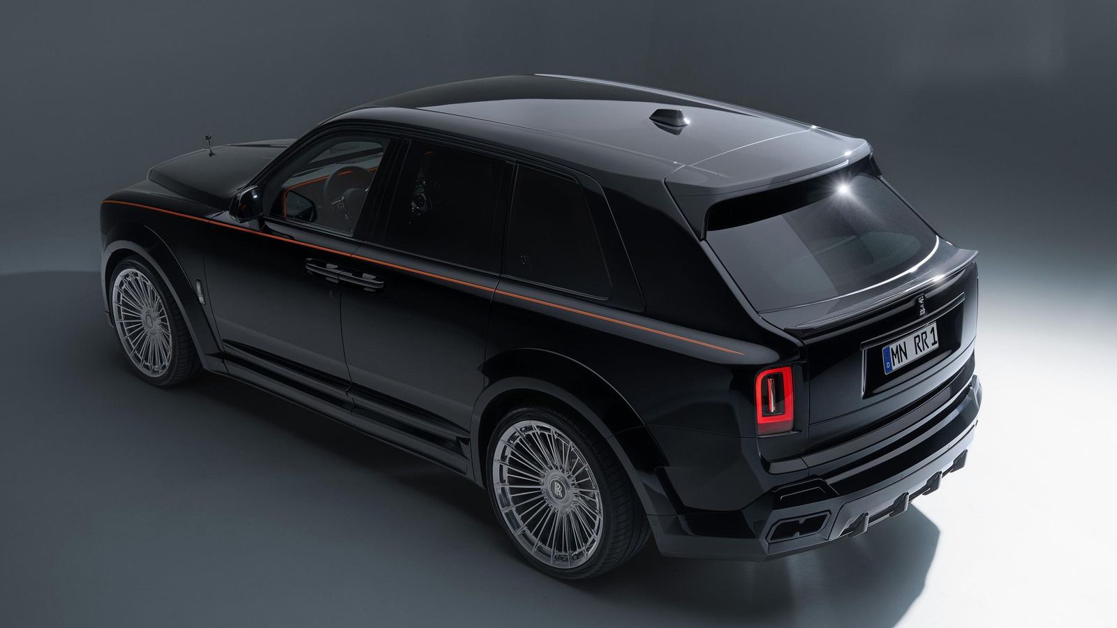 La carrocería del Cullinam mantiene sus 5,34 m de largo, pero la anchura se extiende en esta transformación a los 2,12 m y la altura se sitúa en 1,80.