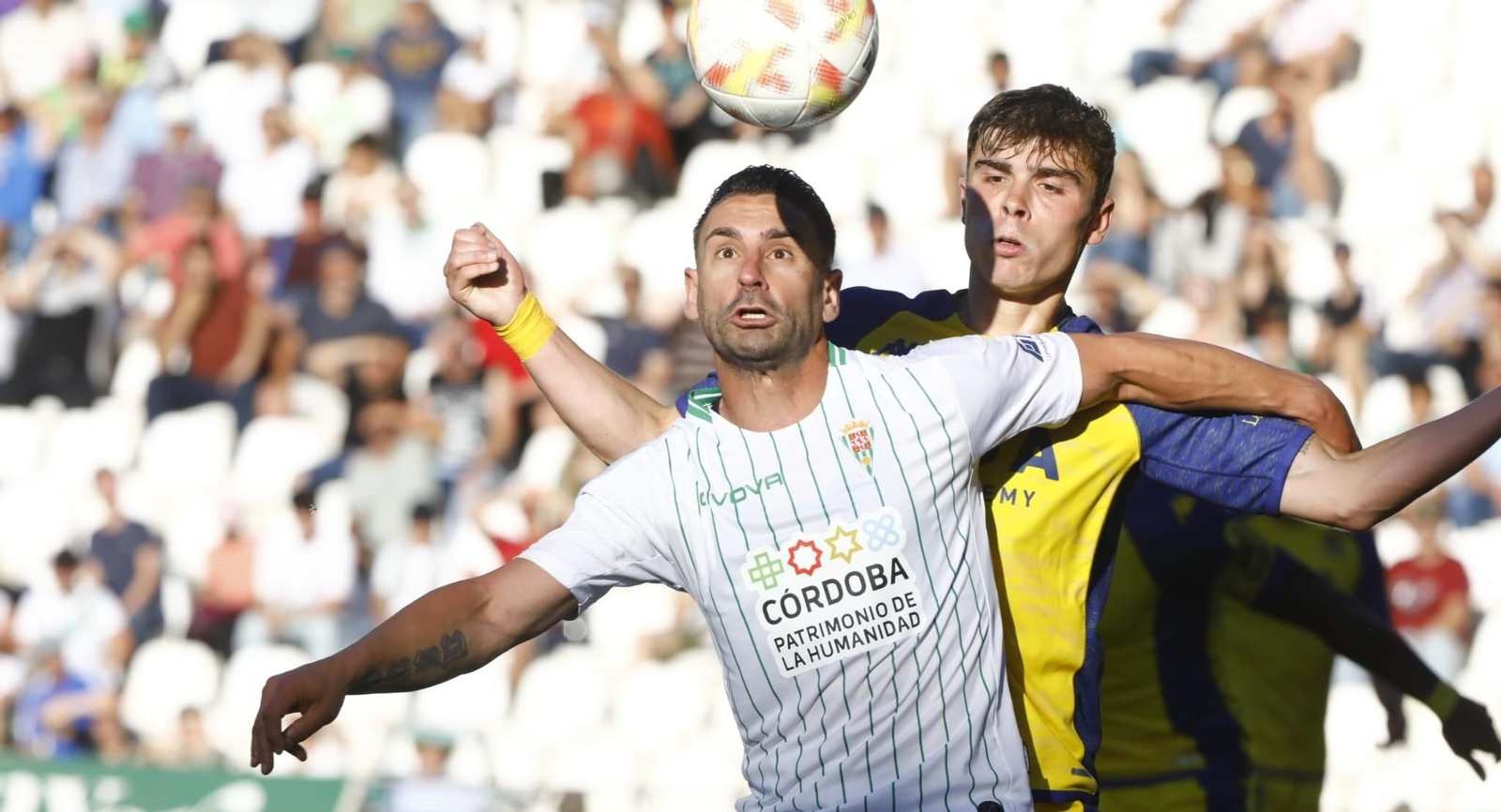 Kike Márquez pelea por el balón y la posición en el Córdoba CF - Alcorcón. Kike Márquez pelea por el balón y la posición en el Córdoba CF - Alcorcón.