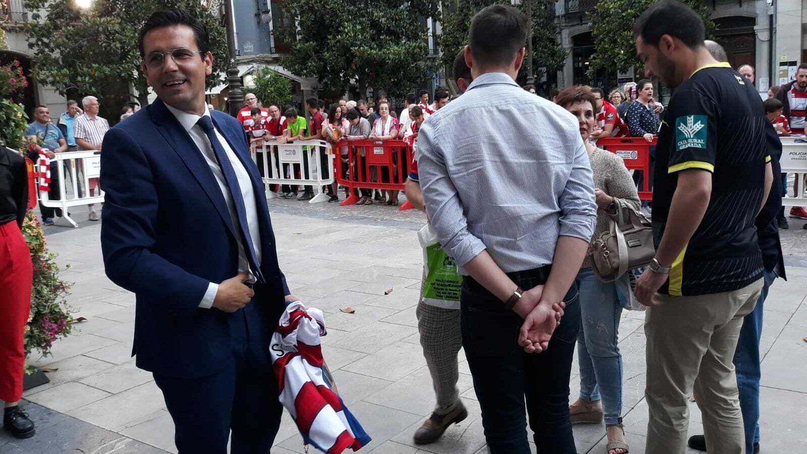 El alcalde de Granada, Paco Cuenca, llega a la Plaza del Carmen para recibir al equipo.