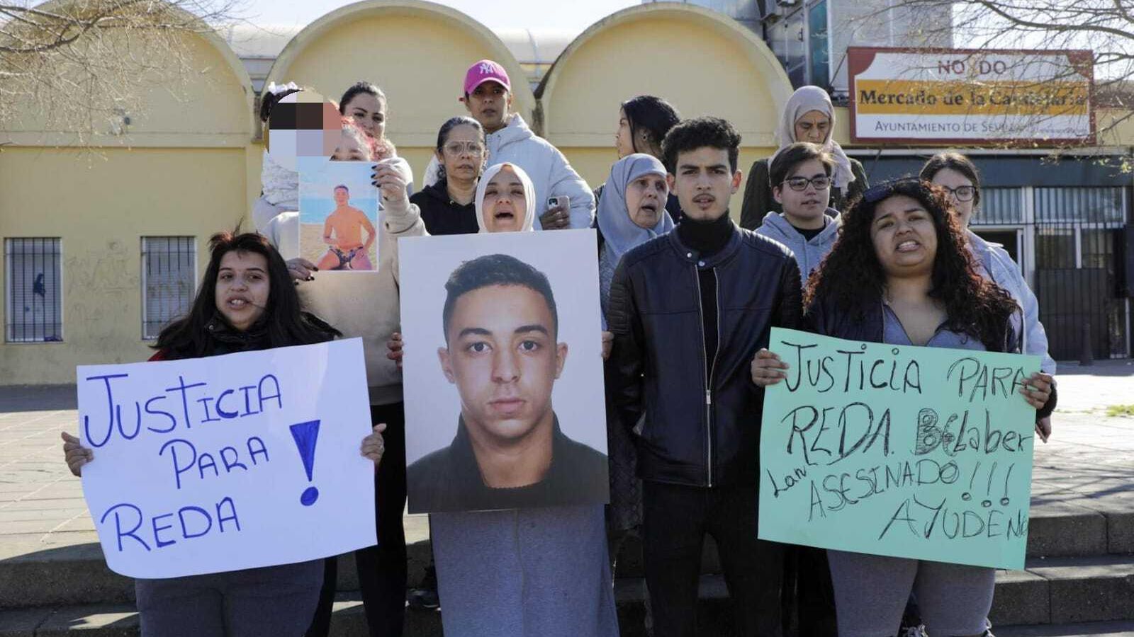 La madre de Reda y sus amigos recuerdan al joven asesinado.