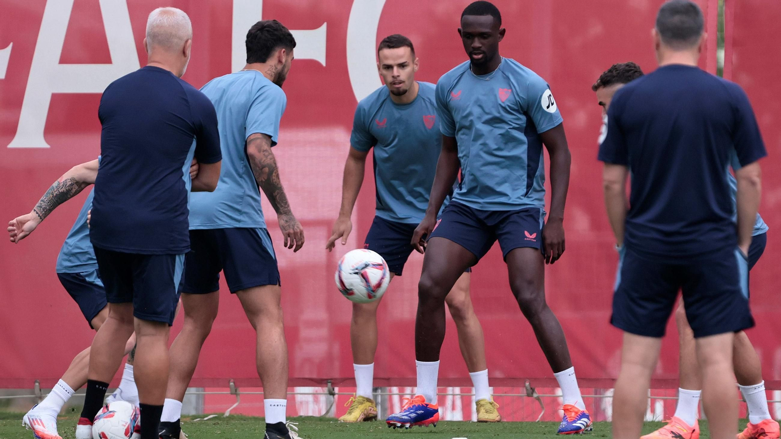 Nianzou, en un entrenamiento del Sevilla.