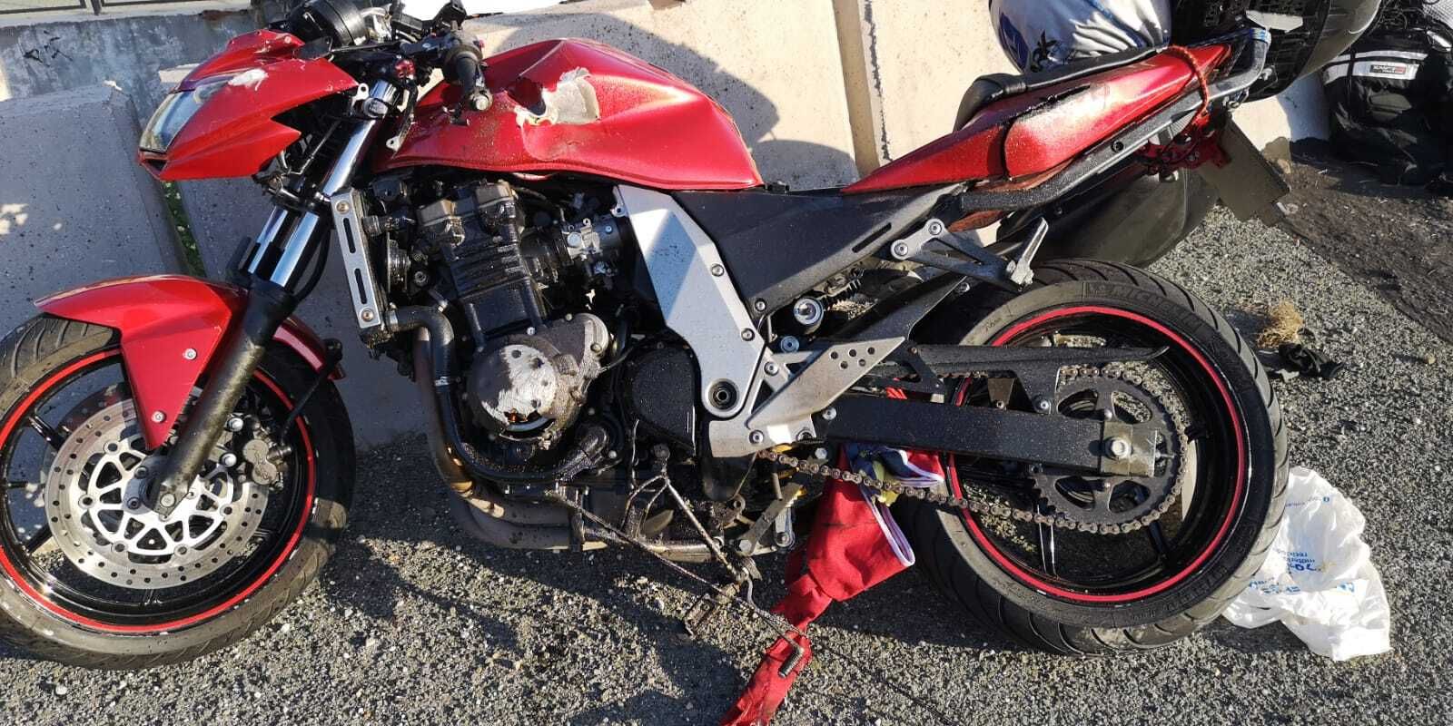 La moto en la que viajaba el conductor cuando sufrió el accidente