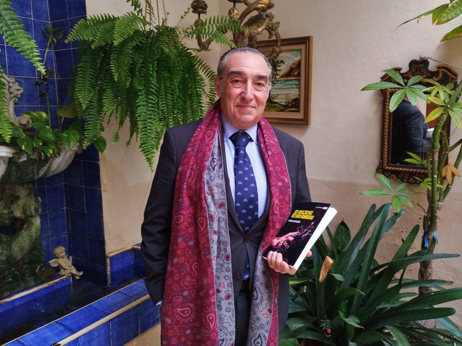El escritor y abogado García de Romeu, con su nuevo libro.
