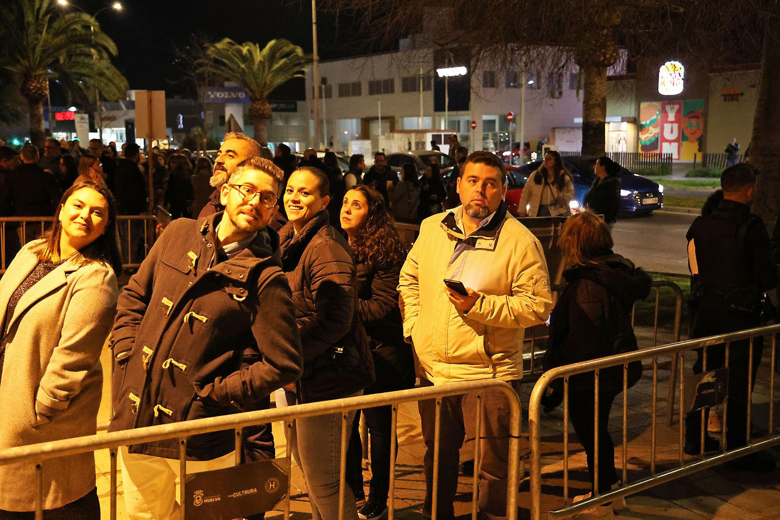 Imágenes del ambiente previo al concierto de Manolo García