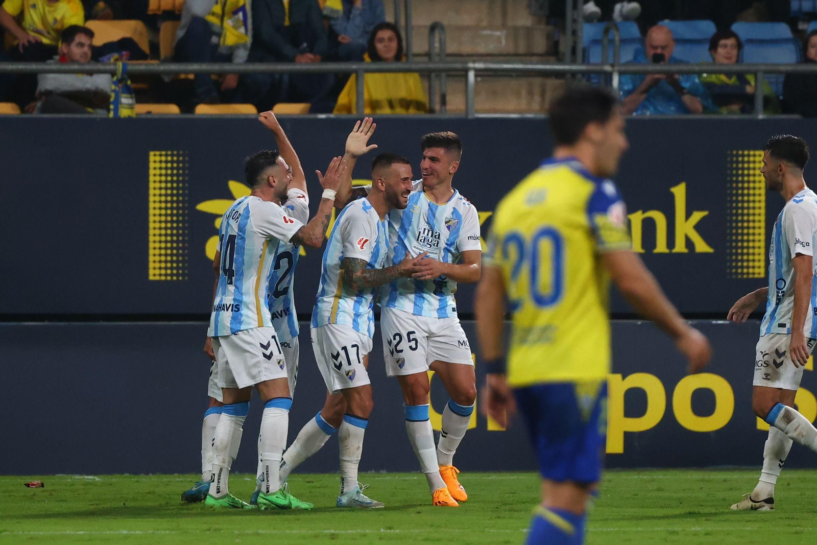 Castel y sus compañeros celebran el empate.