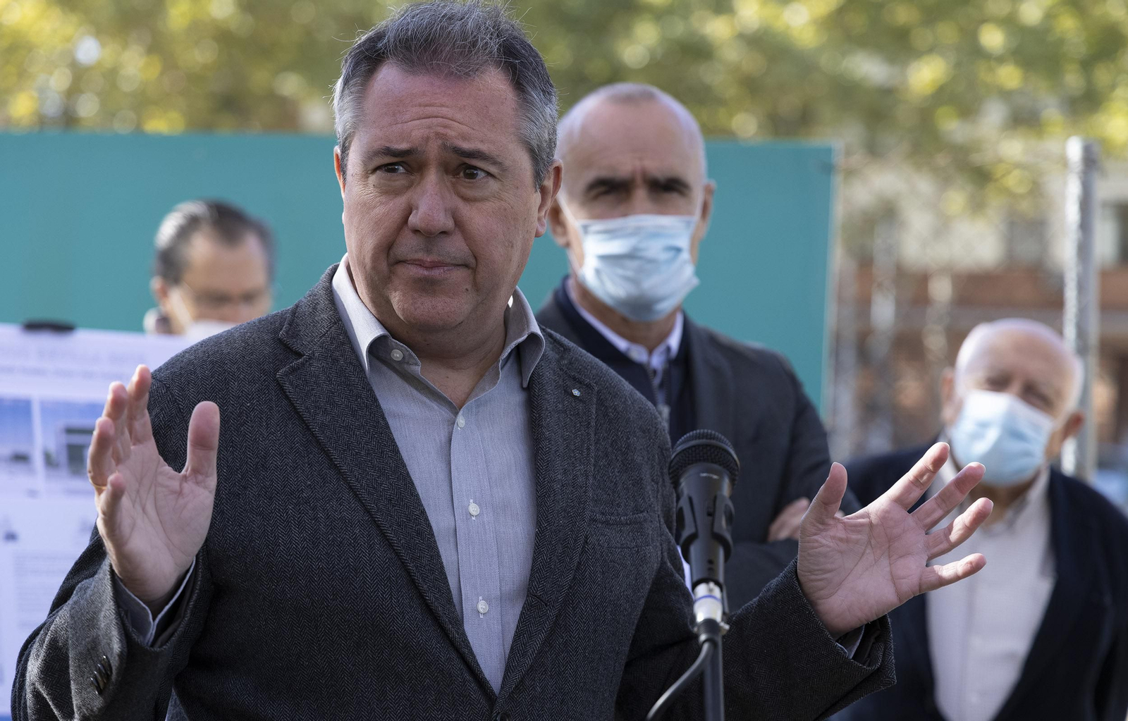 Espadas comparece en un acto en Sevilla Este, acompañado de Antonio Muñoz, donde postergó su anuncio.