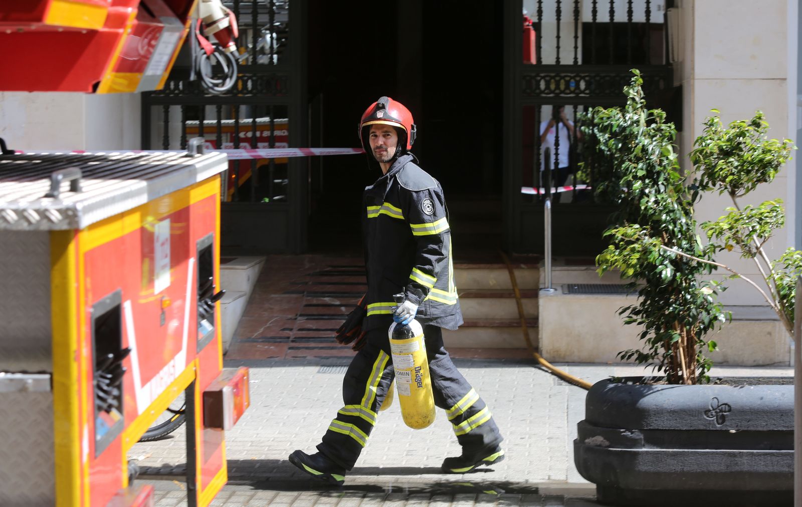 Los bomberos intervienen en un incendio en la calle Marina