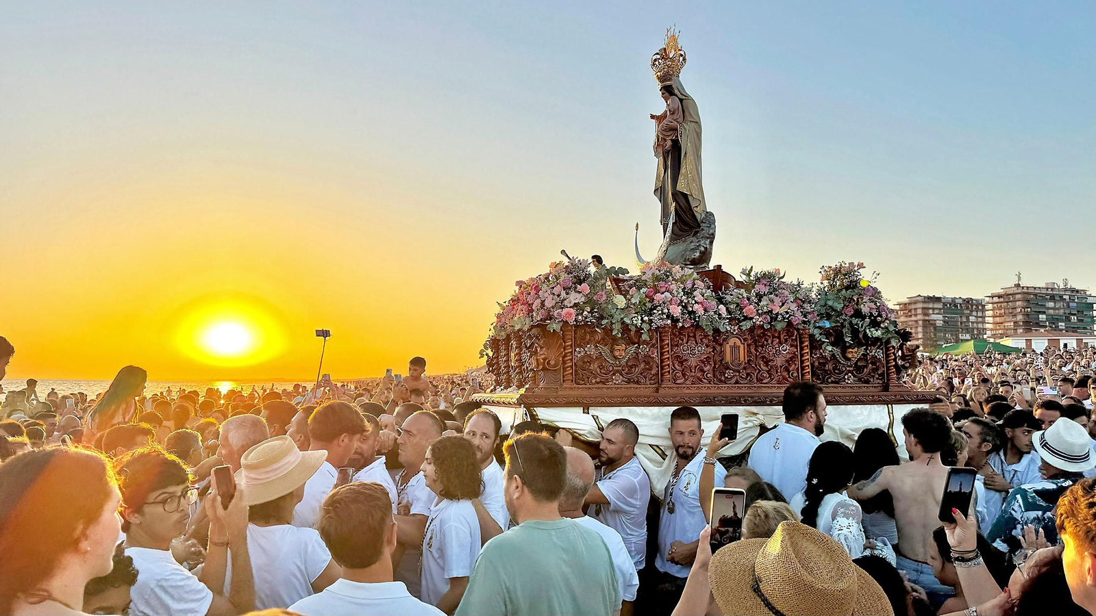 Imágenes de la Virgen del Carmen procesionando en Punta Umbría