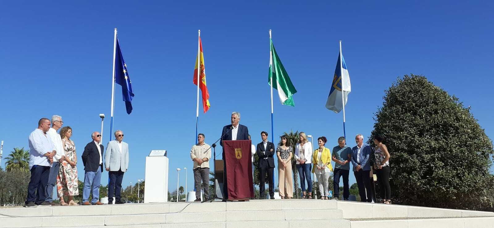 El alcalde de Chipiona, Luis Mario Aparcero, durante su intervención en el acto inaugural de la Plaza de Europa.