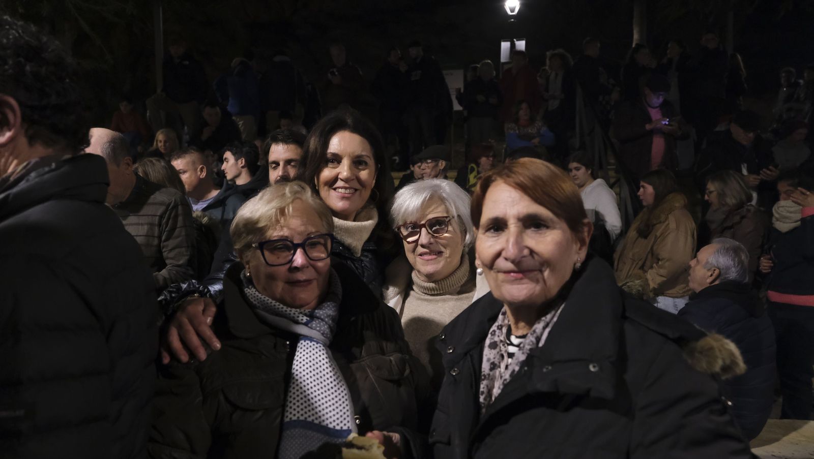 Las Hogueras de San Antón del casco histórico de Almería, en imágenes