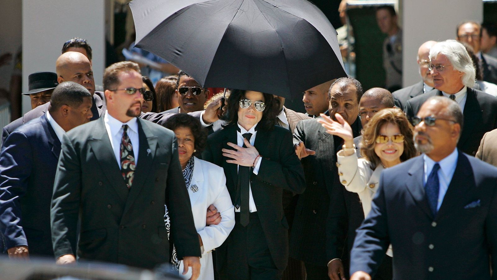 Michael Jackson, saliendo de uno de sus numerosos juicios por abuso de menores.