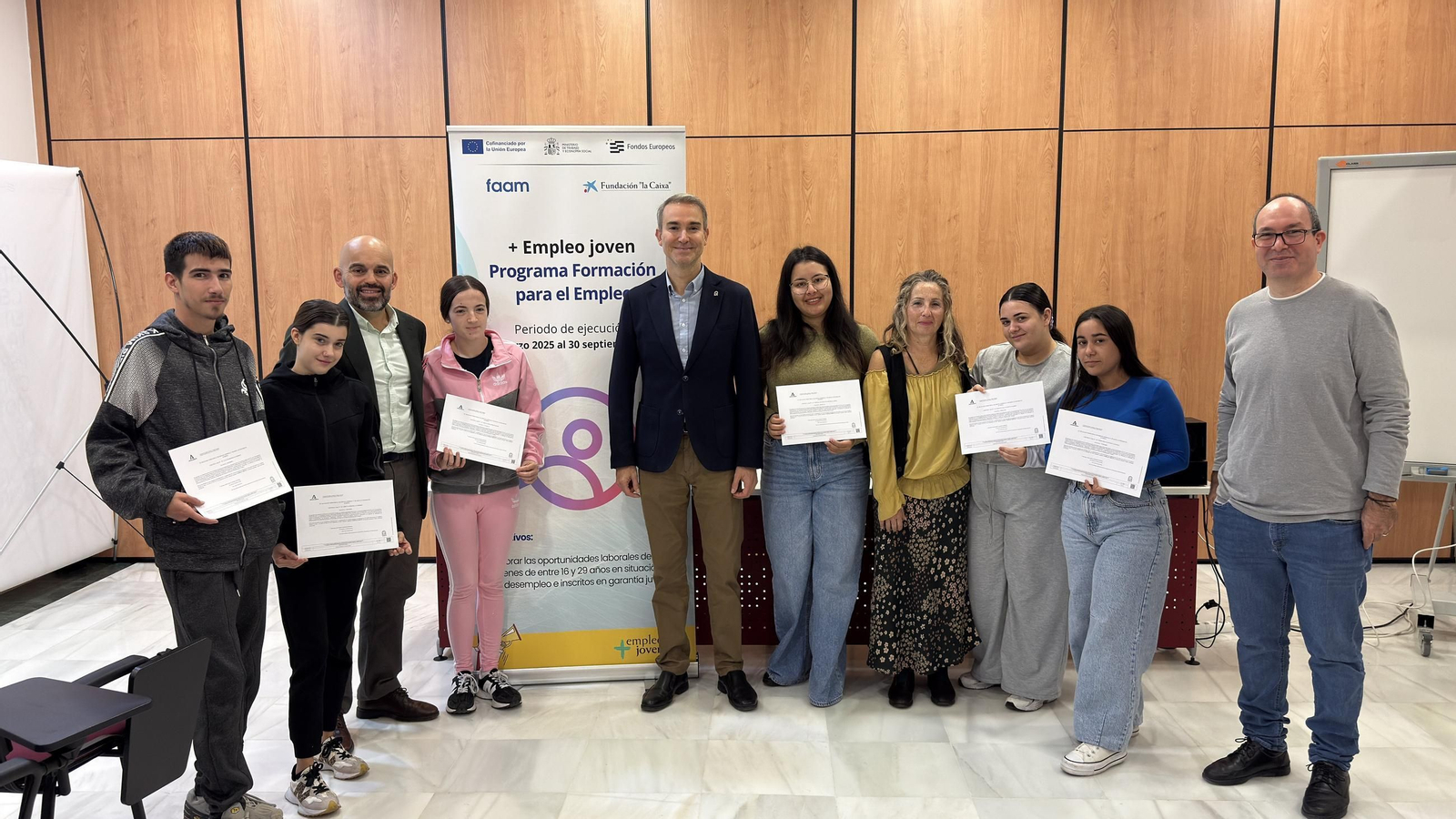 El alumnado recoge los diplomas que acredigan haber superado el curso.