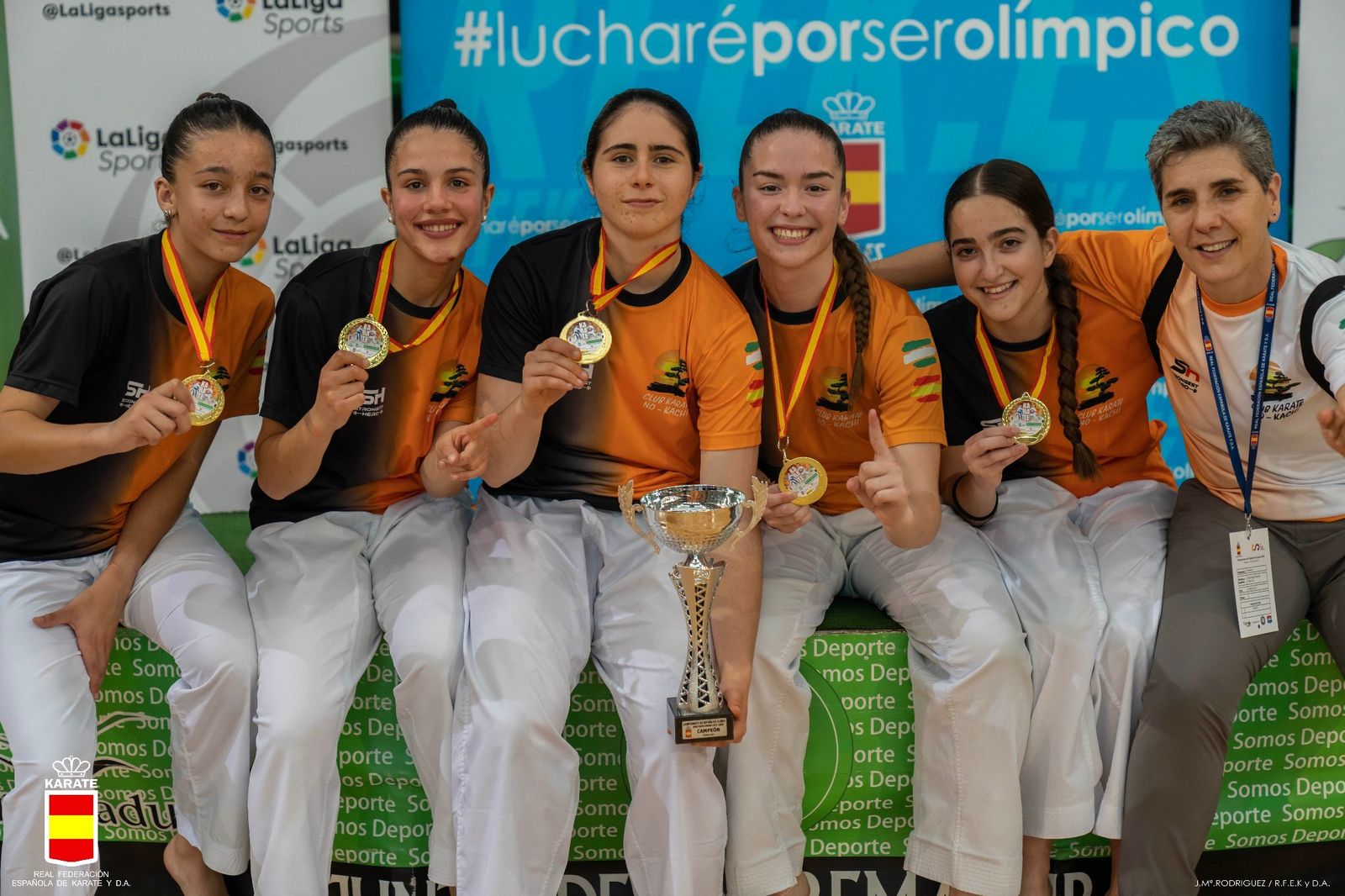 Las karatecas posan con su medalla.