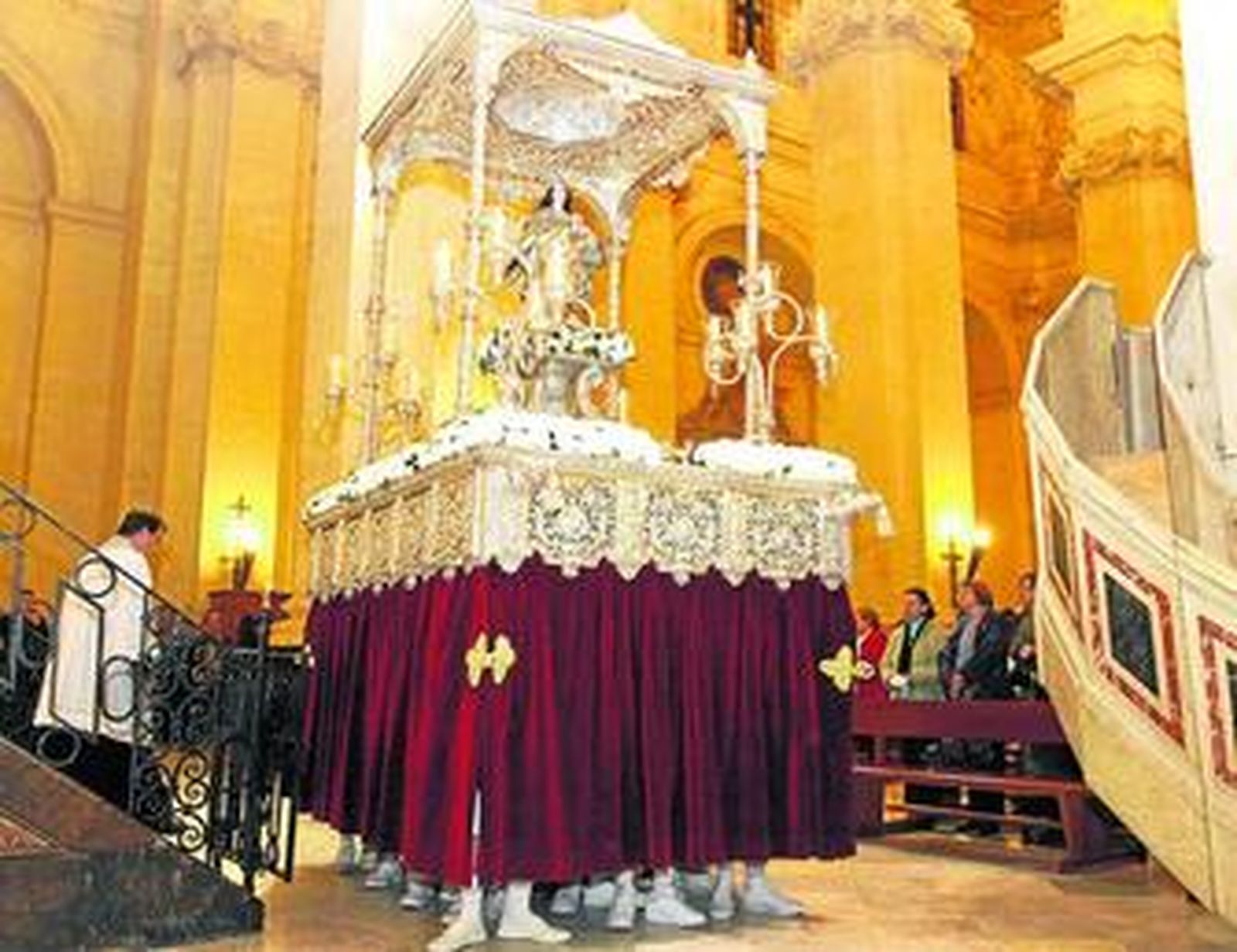 Un momento del Rosario que se celebró ayer en el interior de la Iglesia Mayor.