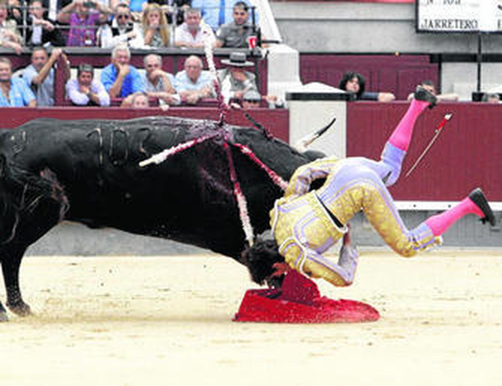 El momento en que el primer toro alcanza al matador de toros francés Sebastián Castella.
