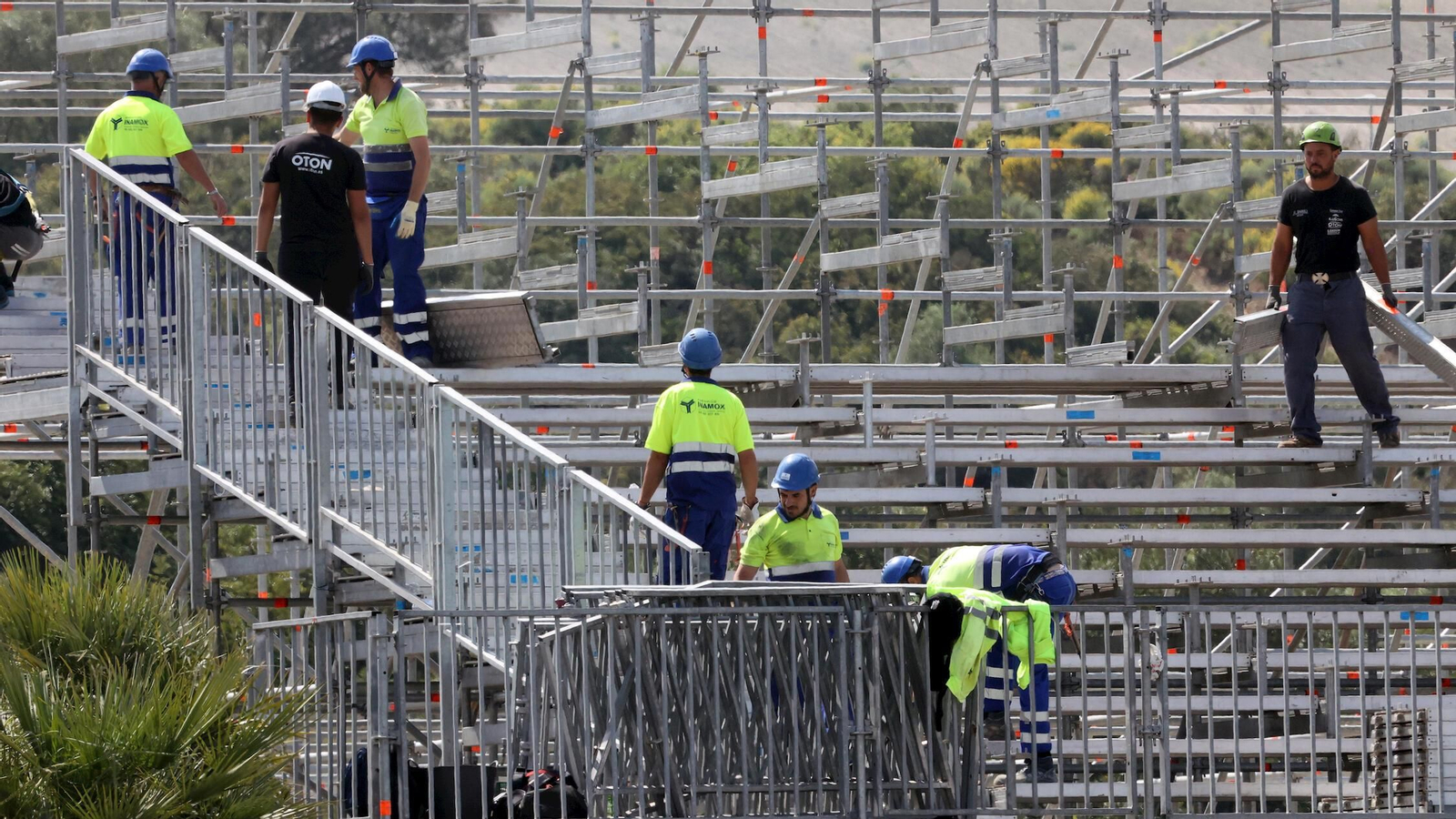 Trabajadores desmontan las gradas del circuito tras la celebración el pasado fin de semana del Gran Premio de España.