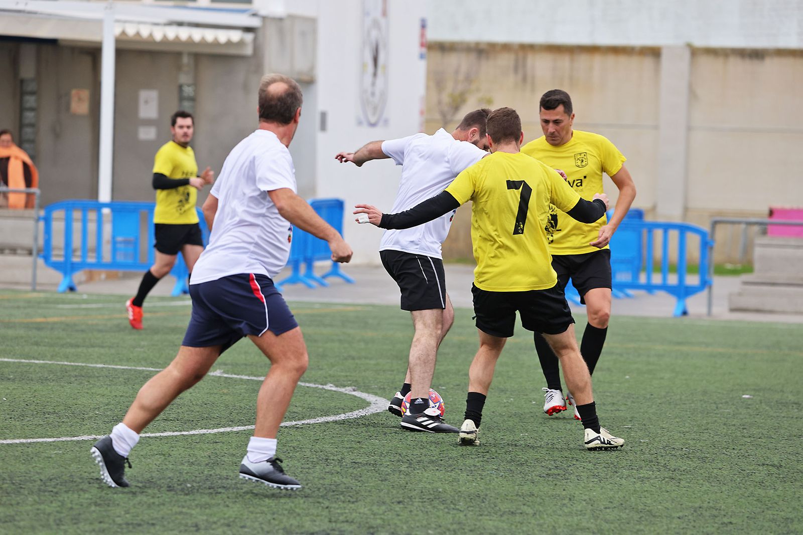 Periodistas y políticos disputan su tradicional partido navideño de fútbol