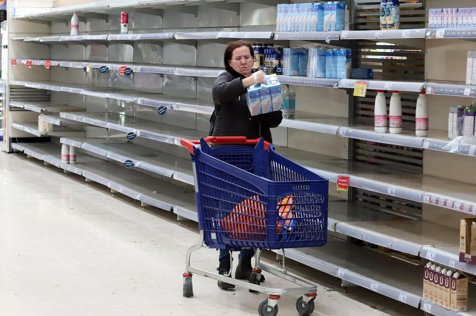 Imágenes de la situación y organización en los supermercados de Huelva