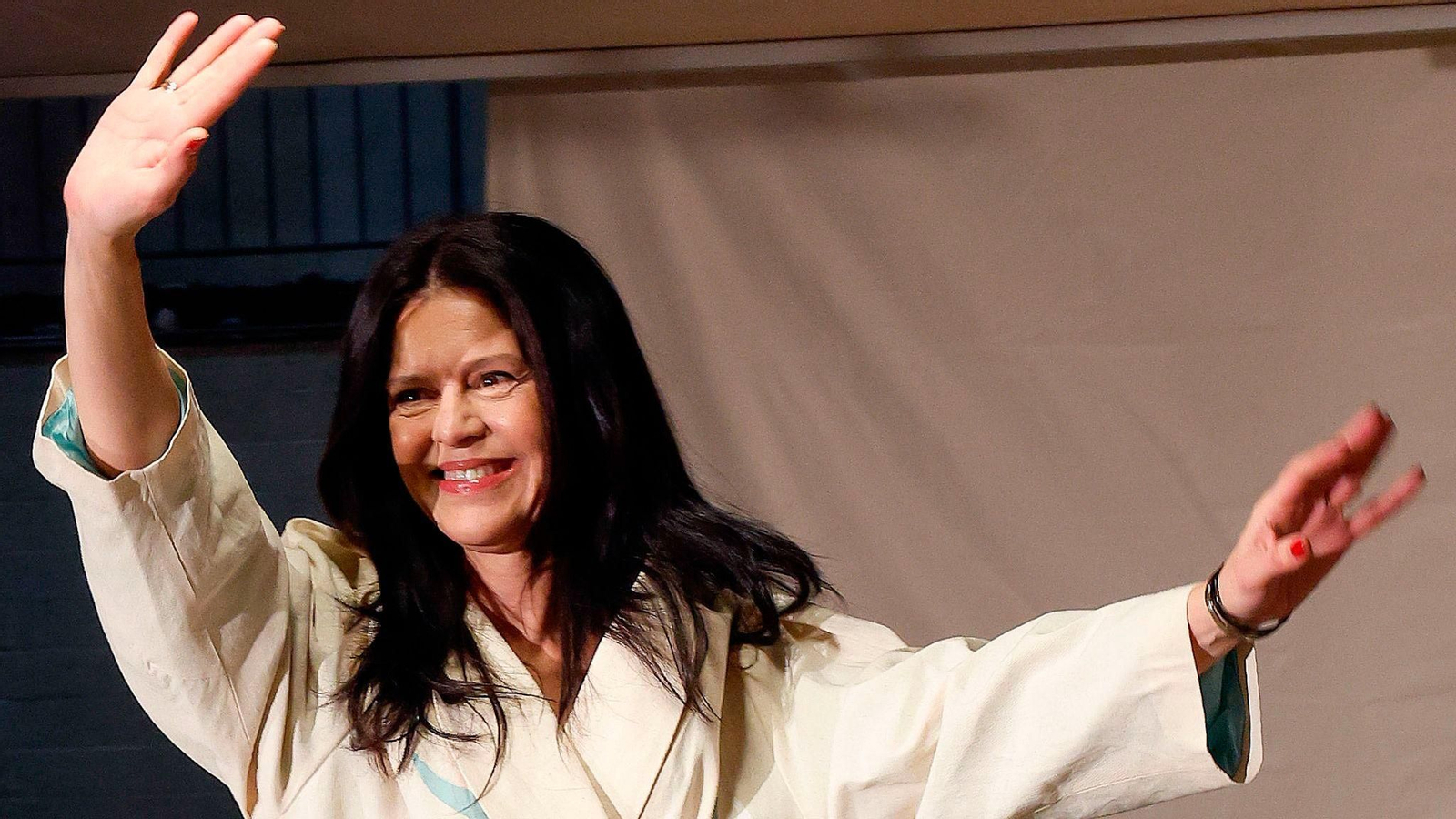 La diseñadora Pilar Dalbat saluda tras un desfile en la Madrid Fashion Week | Imagen de archivo