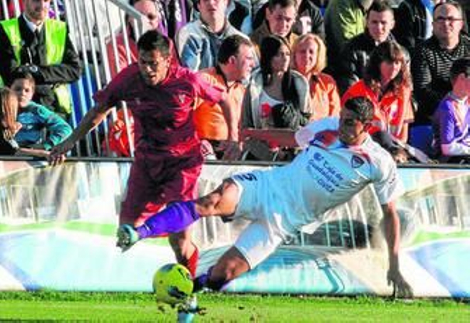 El francés Gaffoor realiza una expeditiva entrada sobre Patiño.