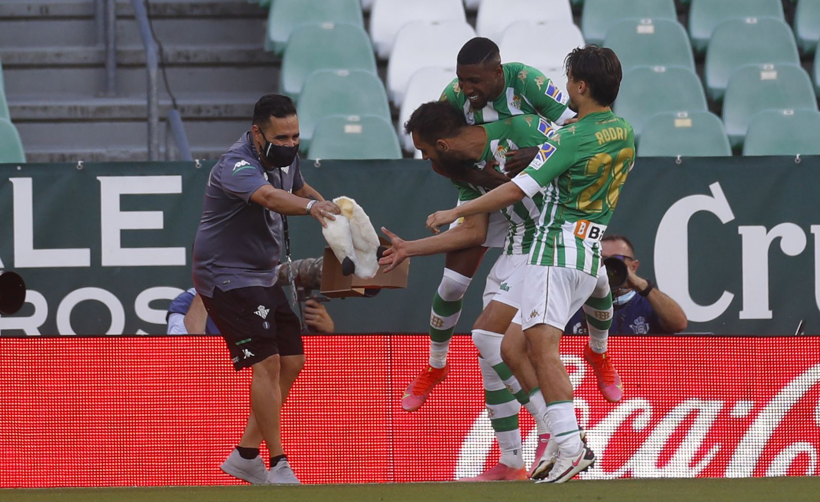 Borja Iglesias, en el momento de recibir la máscara de un panda para celebrar su gol al Huesca.