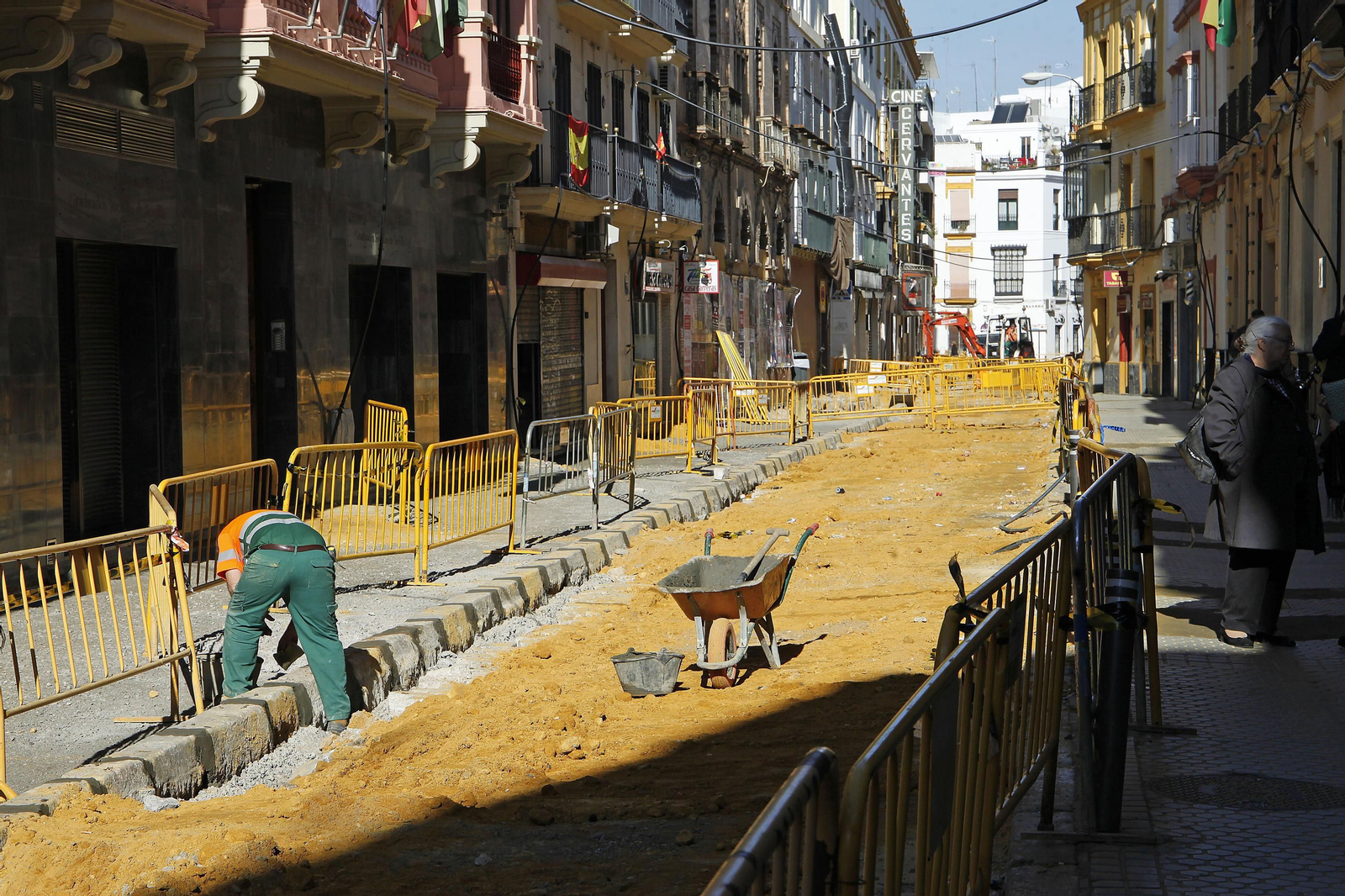 Un operario trabaja en las obras de Amor de Dios, ayer.