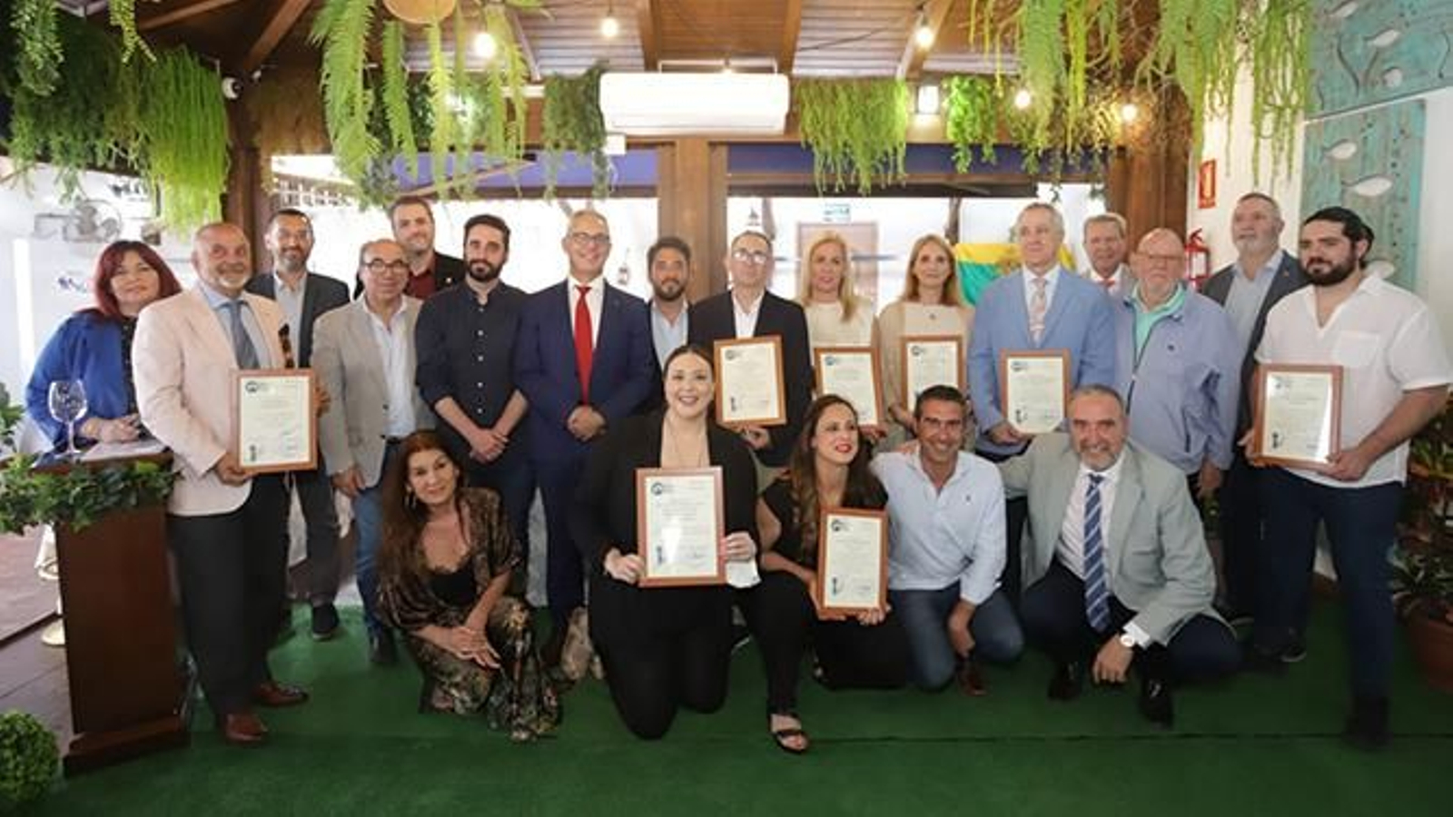 Foto de familia de los premiados.