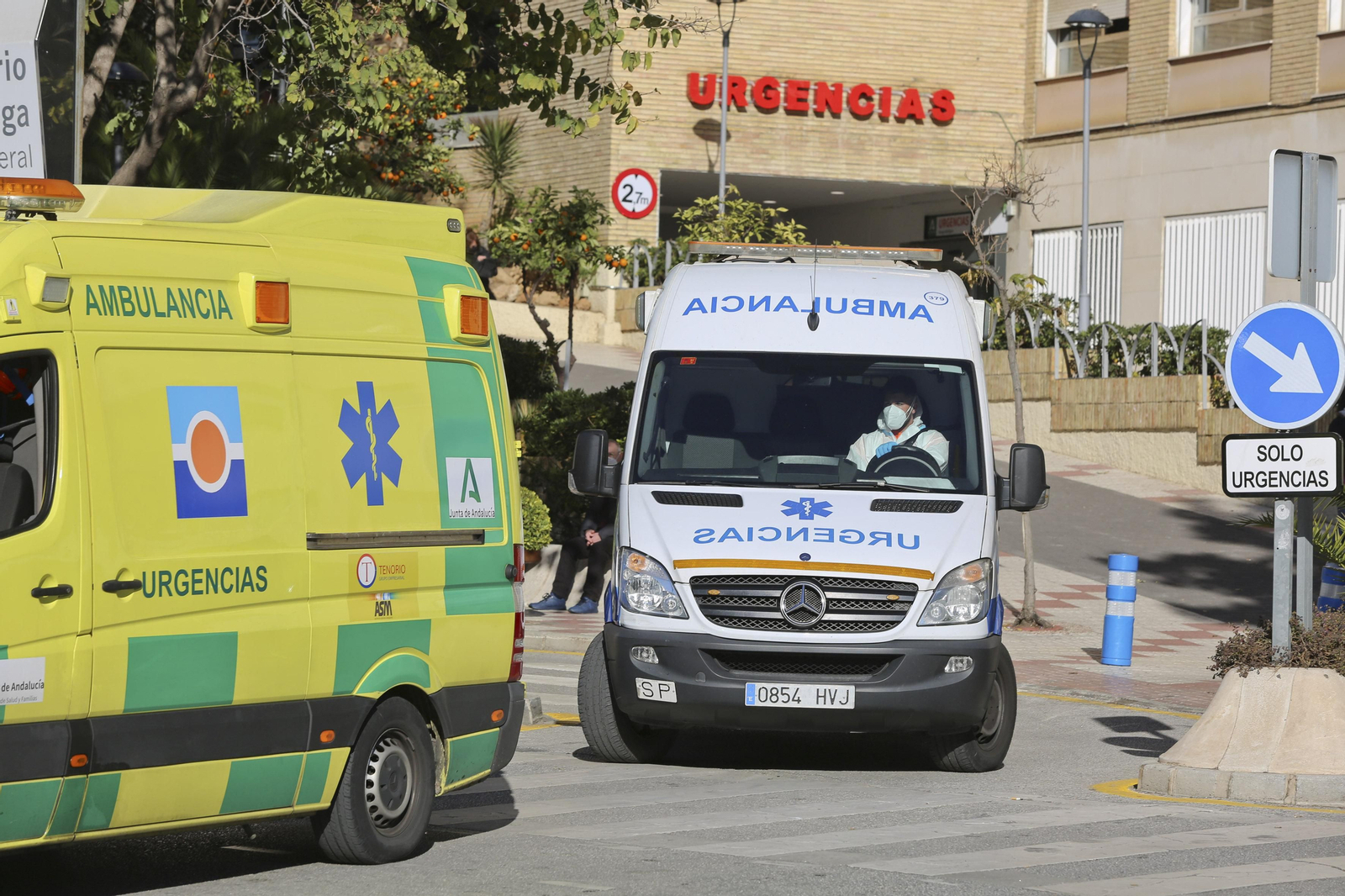 Una ambulancia saliendo del Hospital Regional.