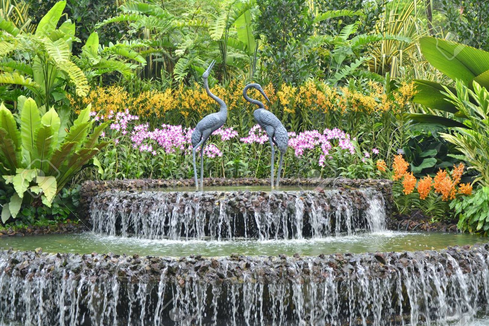 Una fuente con dos garzas.