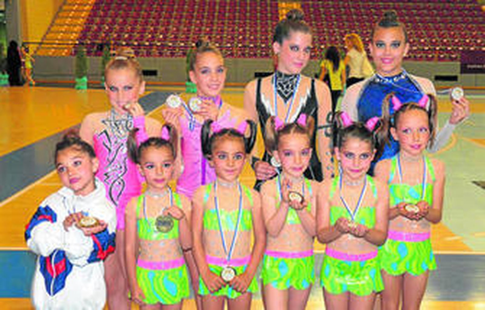 Las gimnastas del Vipren Chiclana posan con sus medallas tras la disputa del Ciudad de Córdoba.