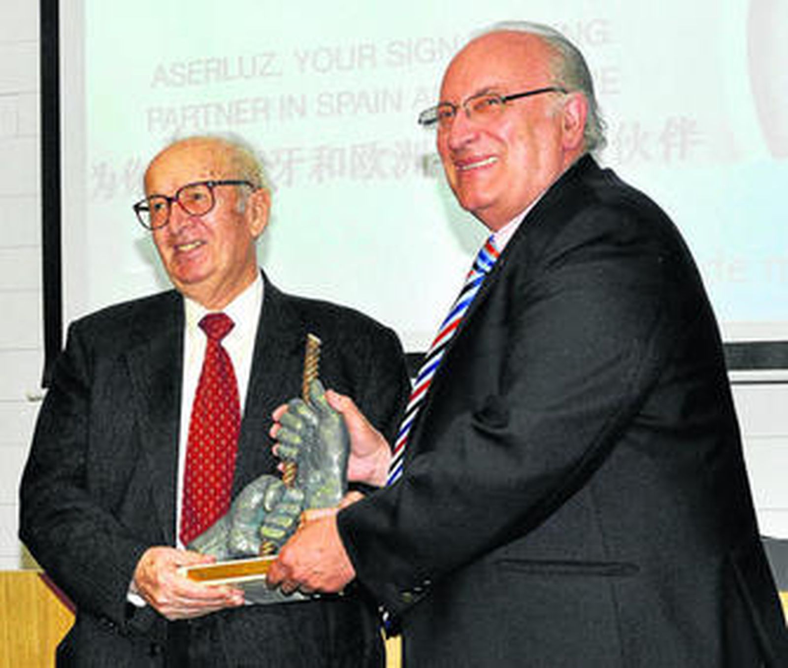 Manuel Quirós, a la derecha, entrega el galardón de la primera edición del premio que lleva su nombre.