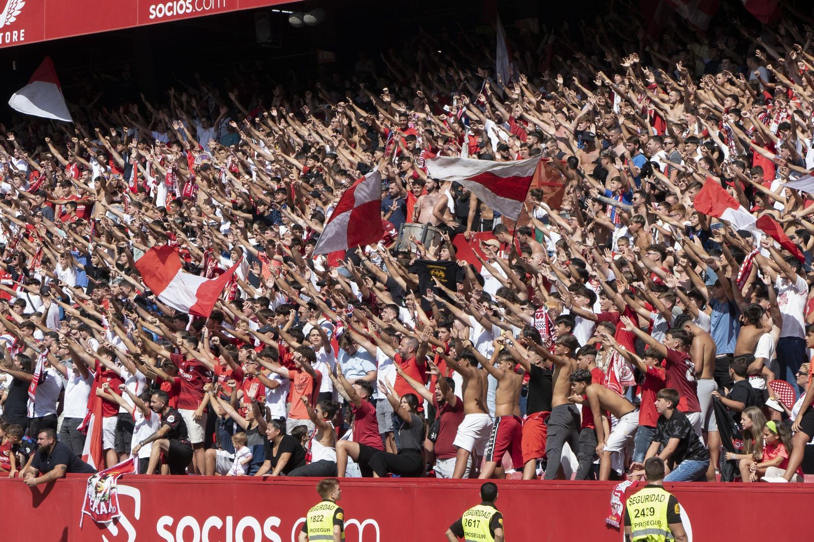 Aficionados del Sevilla animan al equipo en el Ramón Sánchez-Pizjuán.